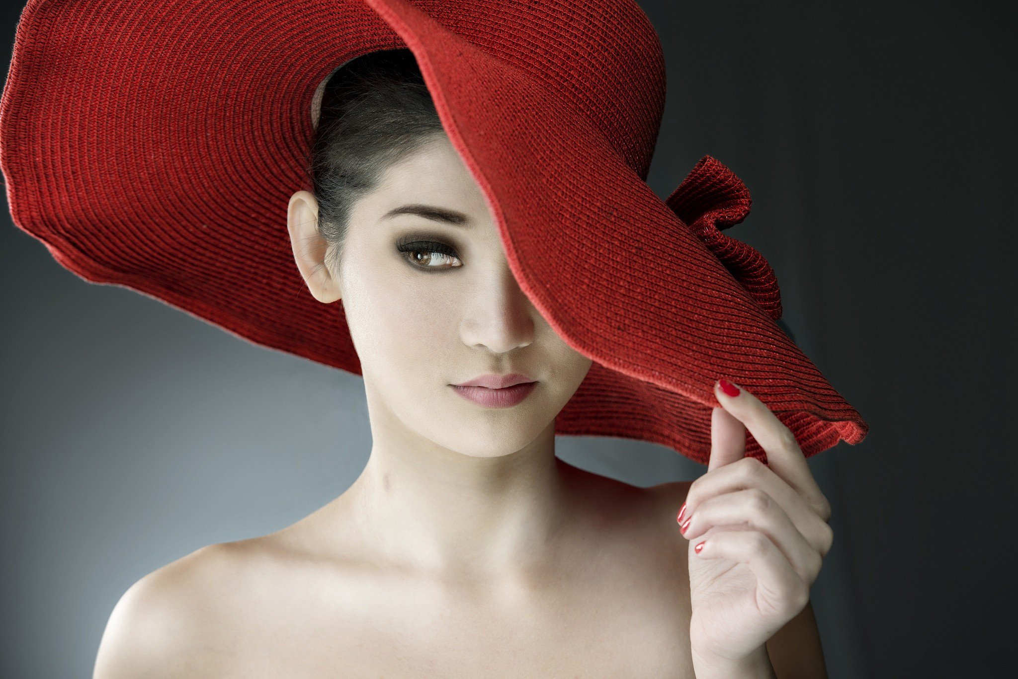 Слушать леди в красном. Женщина в шляпе. Девушка в красной шляпе. Красивая женщина в шляпе. Красивые девушки в шляпках.