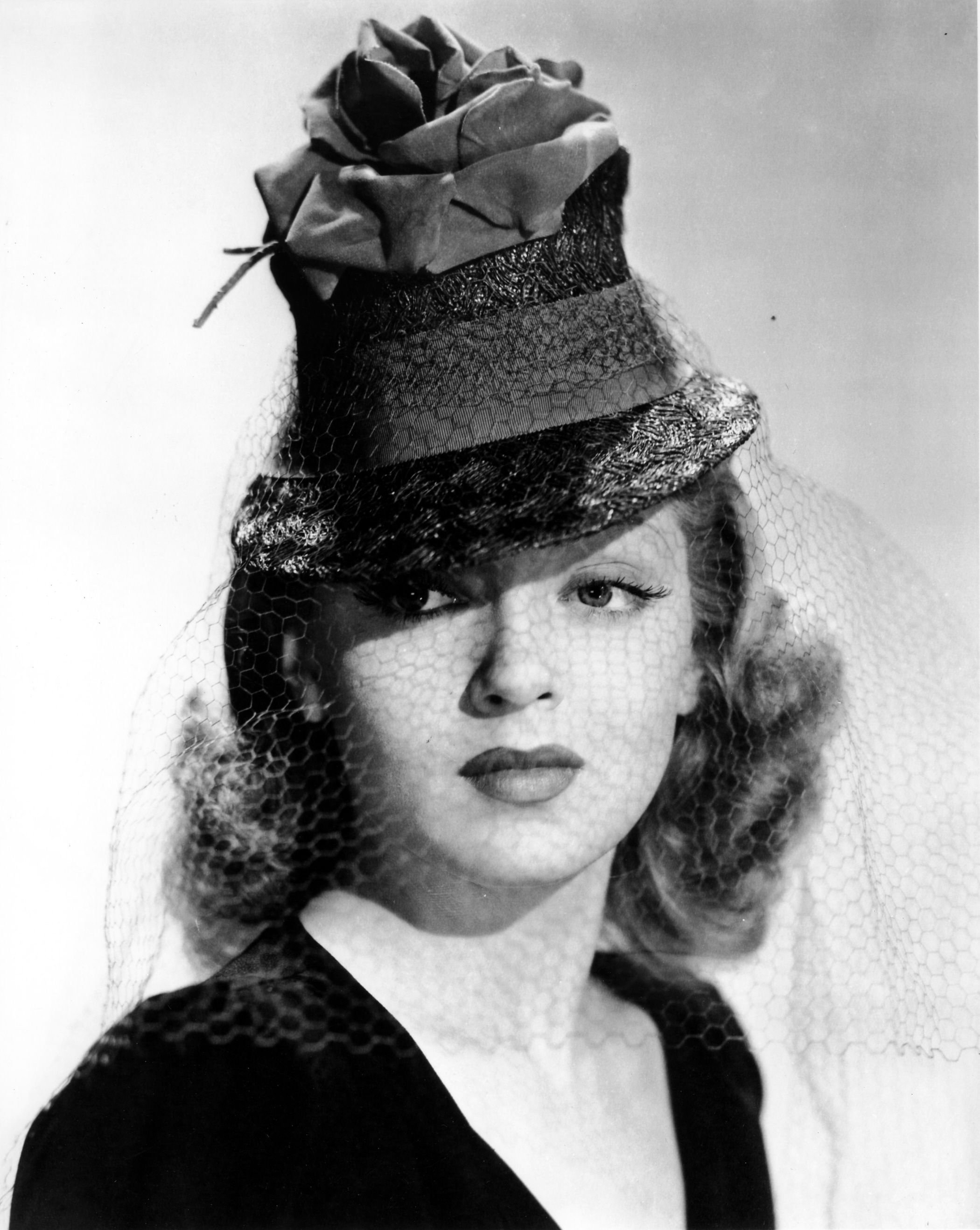 Шляпы 50 годов. Шляпки мода 30х. Шляпки 1940х Америка голливудские. Мода шляпок Германия 40е.