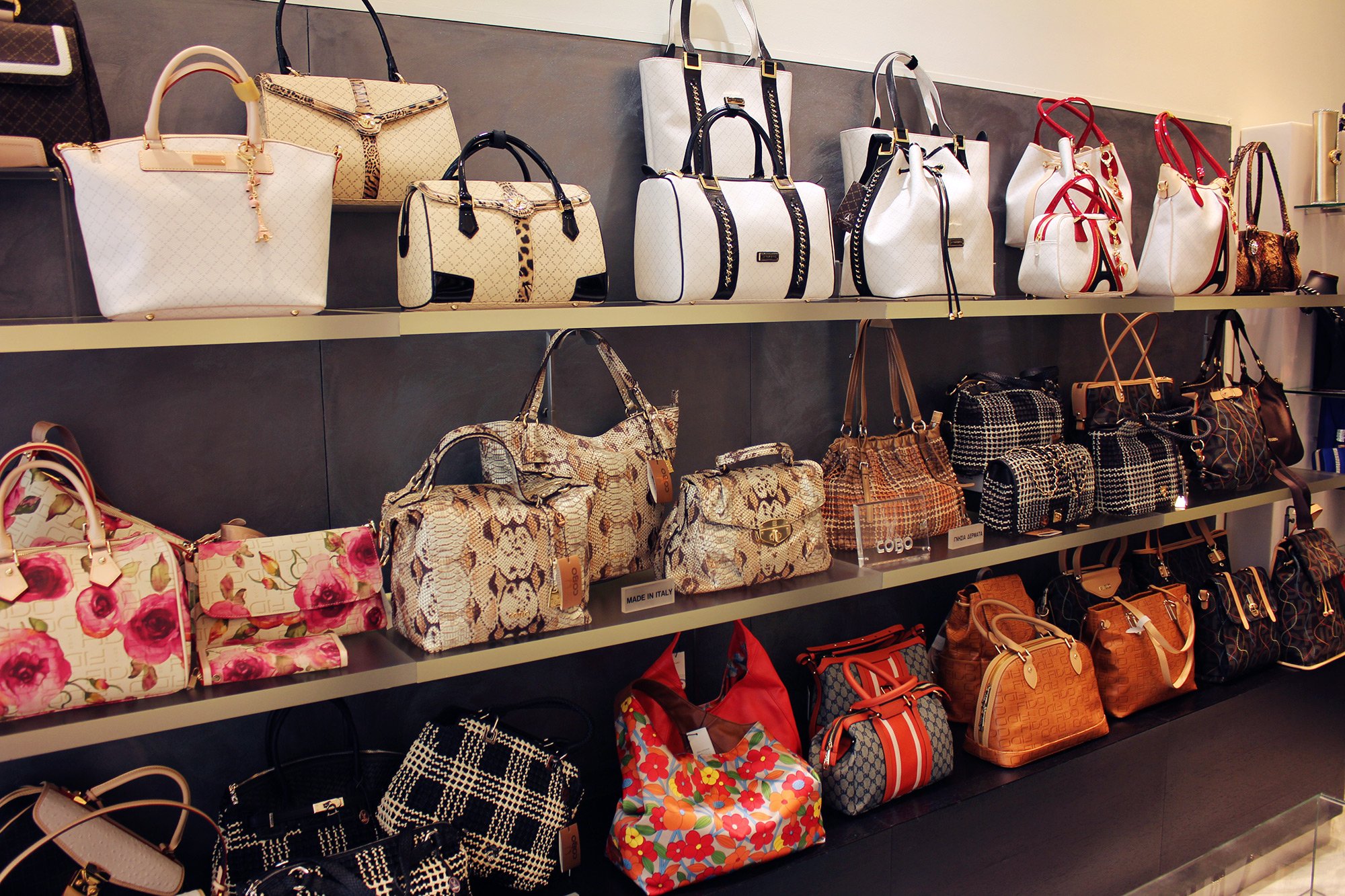 Bags shop 1. Прилавки для сумок. Отдел сумок. Магазин женских сумок. Выкладка сумок в магазине.