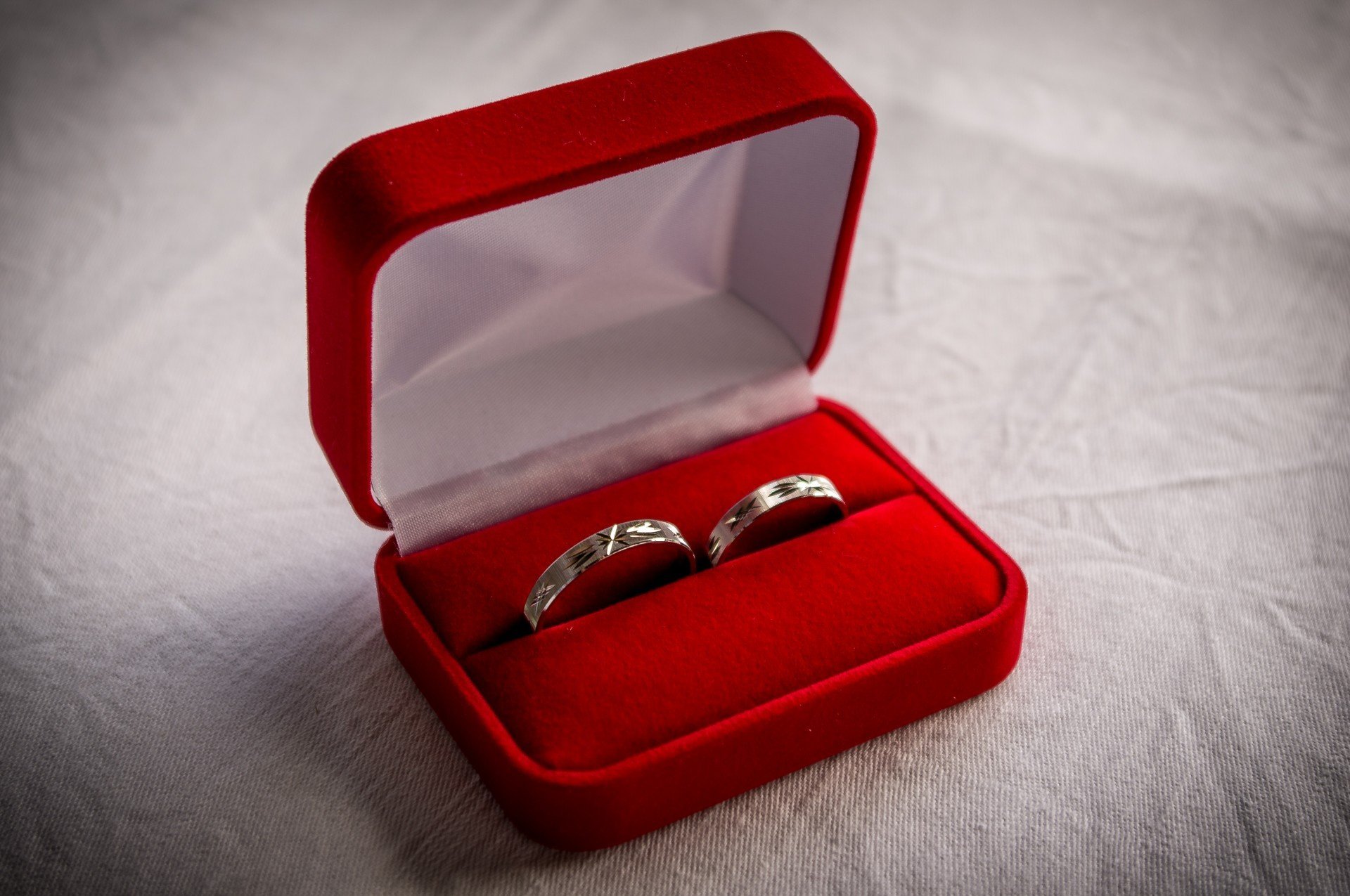 Получить кольцо в подарок. Обручальное кольцо в коробочке. Красивая коробочка для кольца. Свадебные кольца в коробочке. Кольца помолвочные в коробочке.