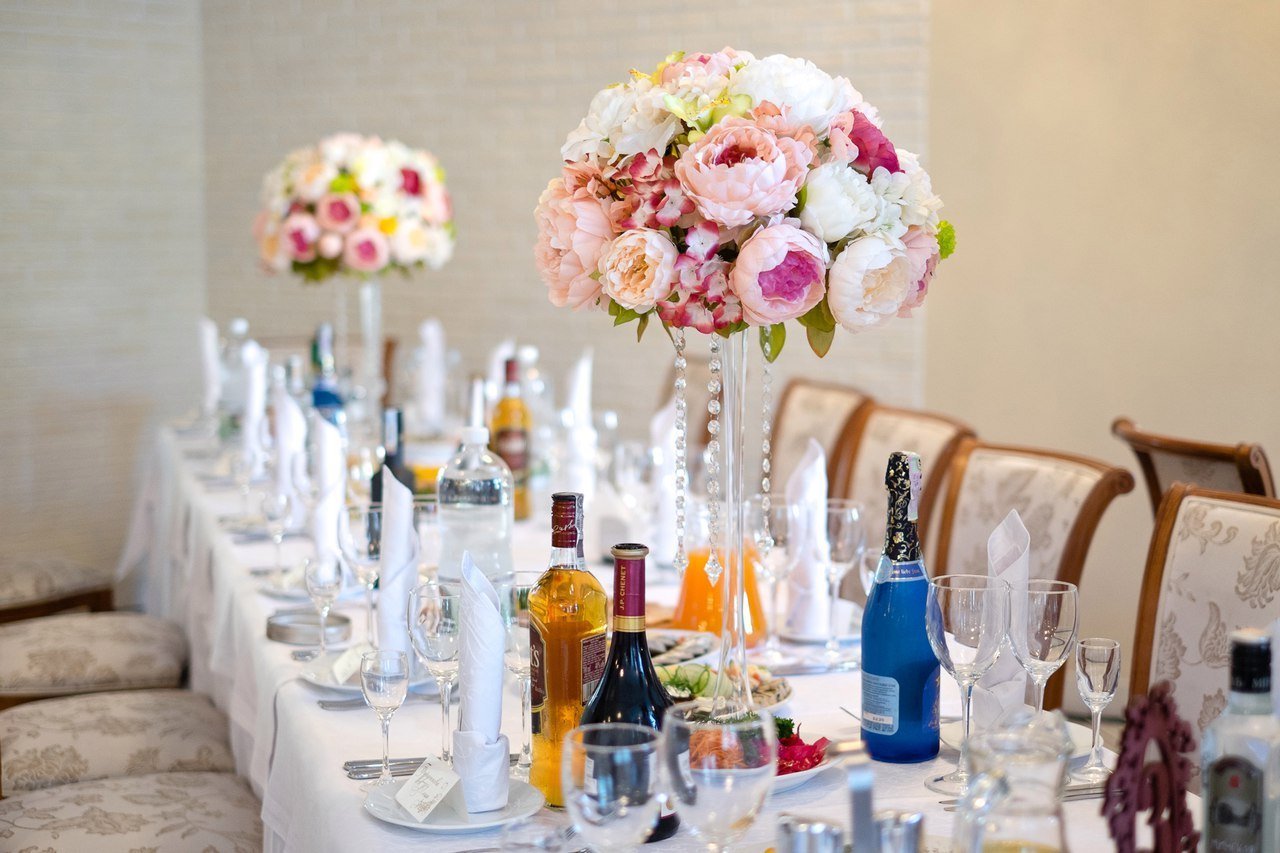 Свадебные столы гостей. Декор стола на свадьбу. Декор на столы гостей. Украшение стола цветами на свадьбу. Украшение гостевых столов на свадьбу.