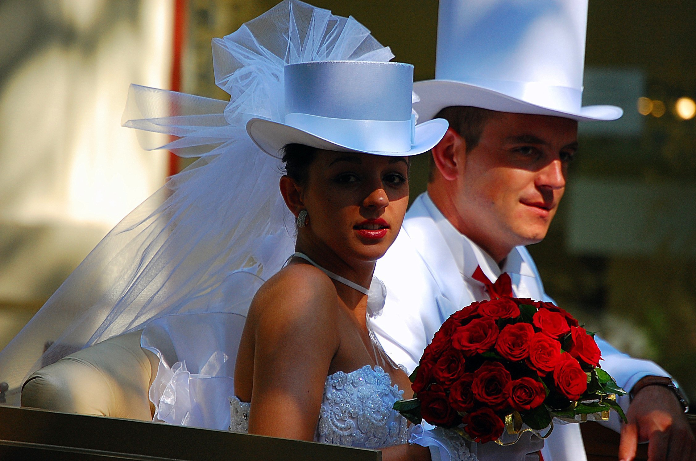Пары в шляпах. Шляпа на свадьбу. Шляпка с фатой. Свадебные шляпки для невесты. Шляпки женские Свадебные.