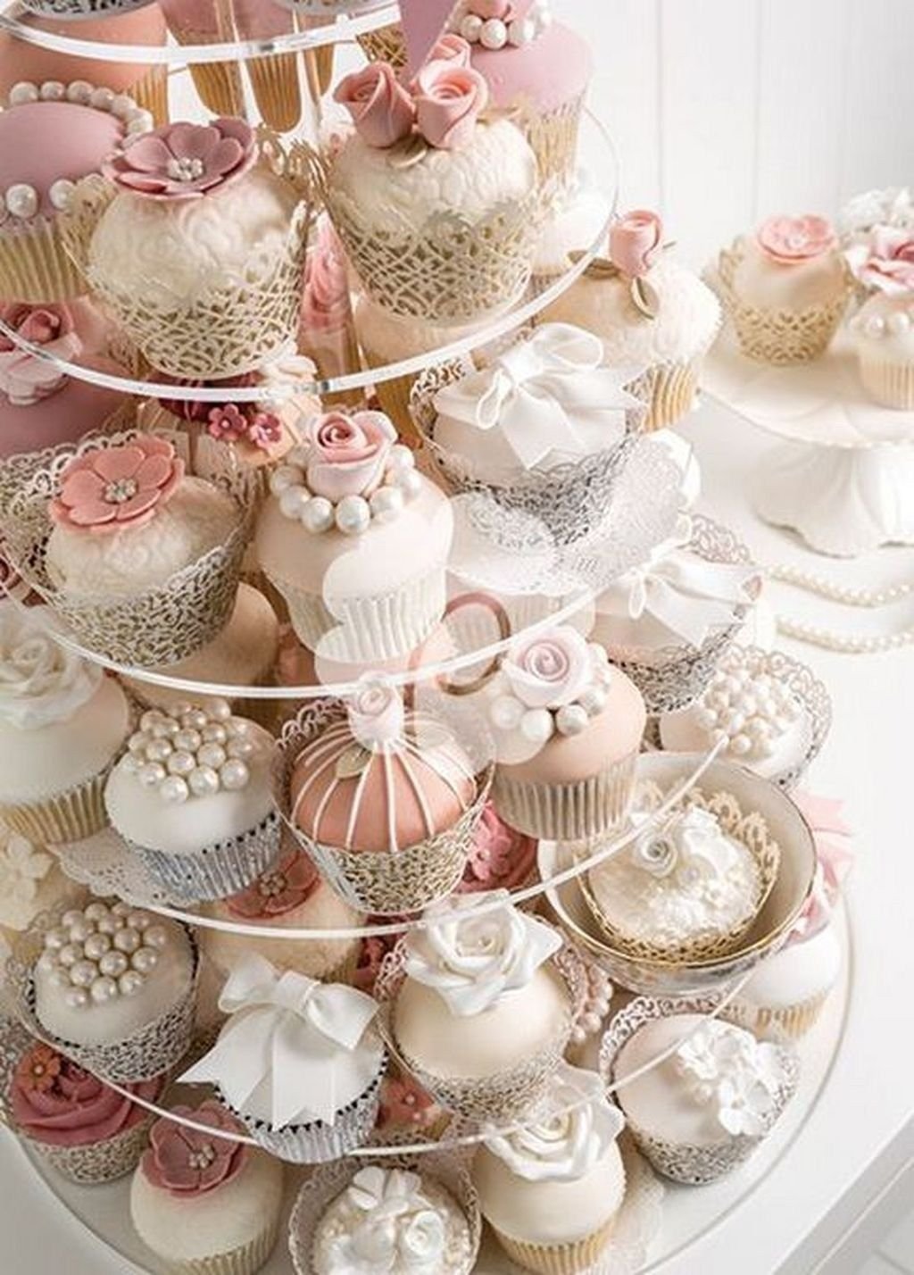 Тортик капкейки. Свадебные капкейки. Свадебные пирожные. Свадебный торт и капкейки. Торт с капкейками.