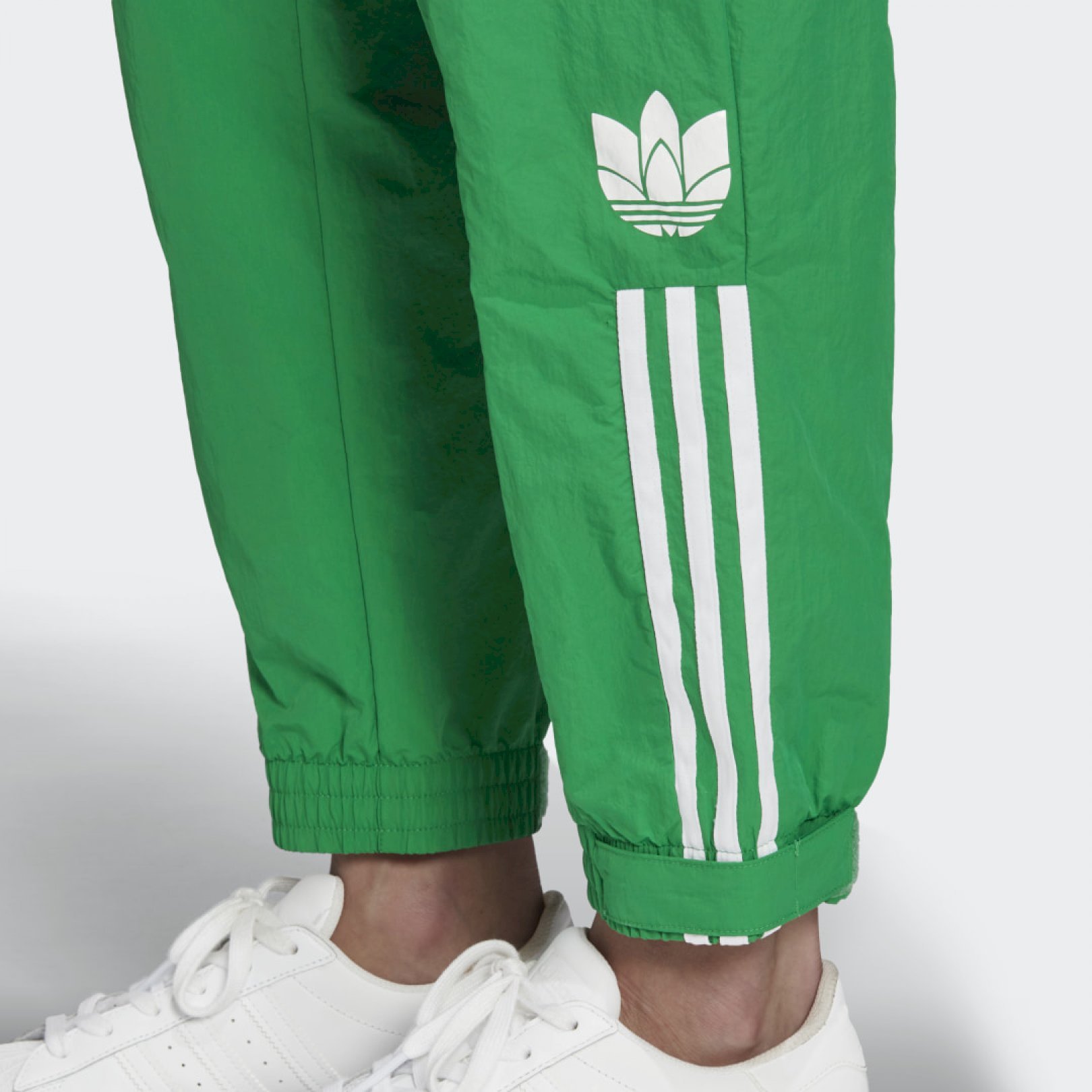 Адидас зеленый спортивный. Штаны адидас ориджинал. Адидас ориджинал штаны зеленые. Adidas Originals Original штаны. Штаны спортивные adidas Originals ay7766.