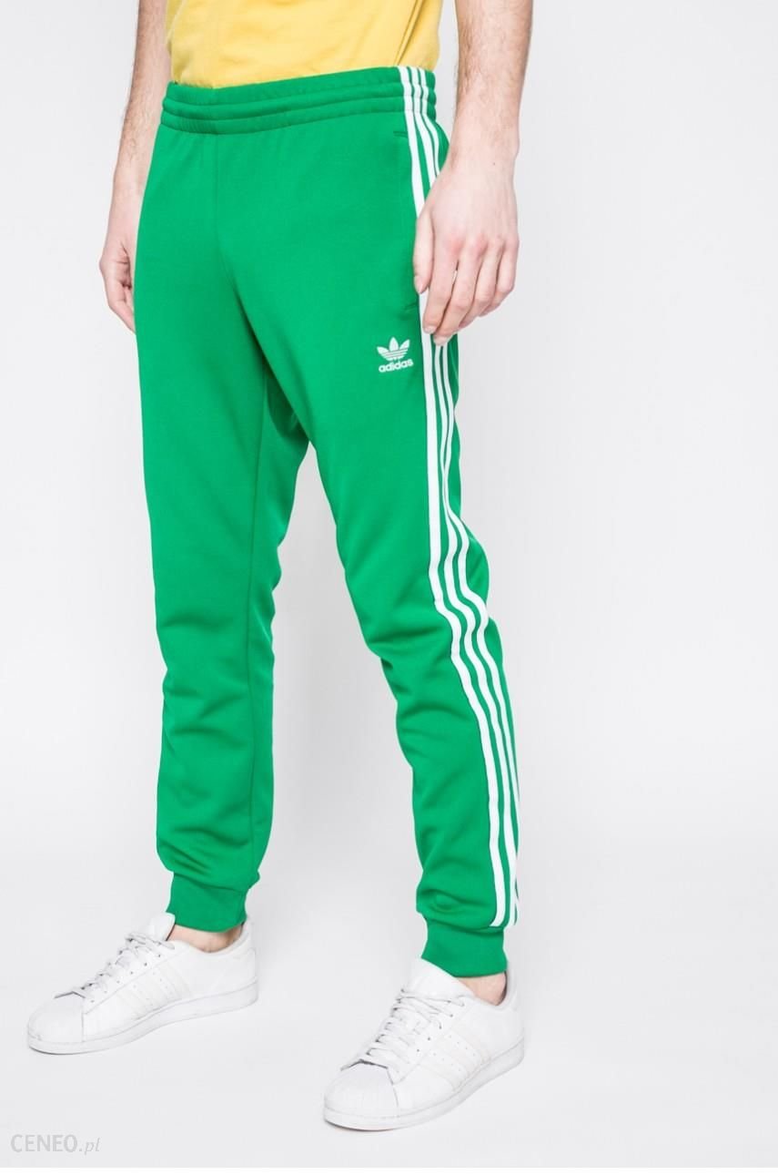 Адидас зеленый спортивный. Зеленые джоггеры adidas Originals. Адидас ориджинал штаны зеленые. Спортивные штаны адидас зеленые мужские. Adidas Jogger зеленые.