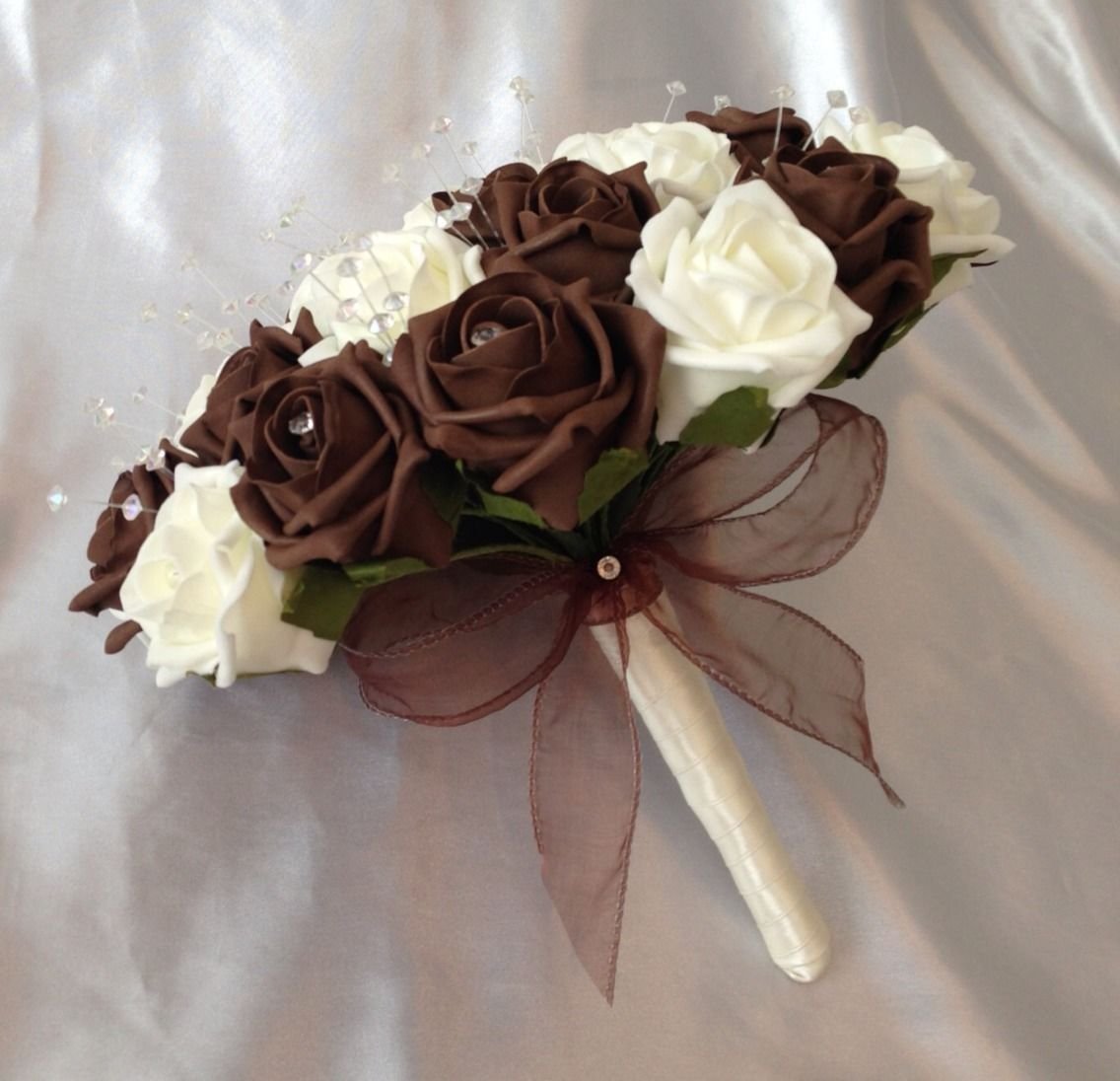 Как делать букеты из шоколада. Шоколадные цветы. Букет в шоколадных тонах. Букет с шоколадом. Букет цветов из шоколада.