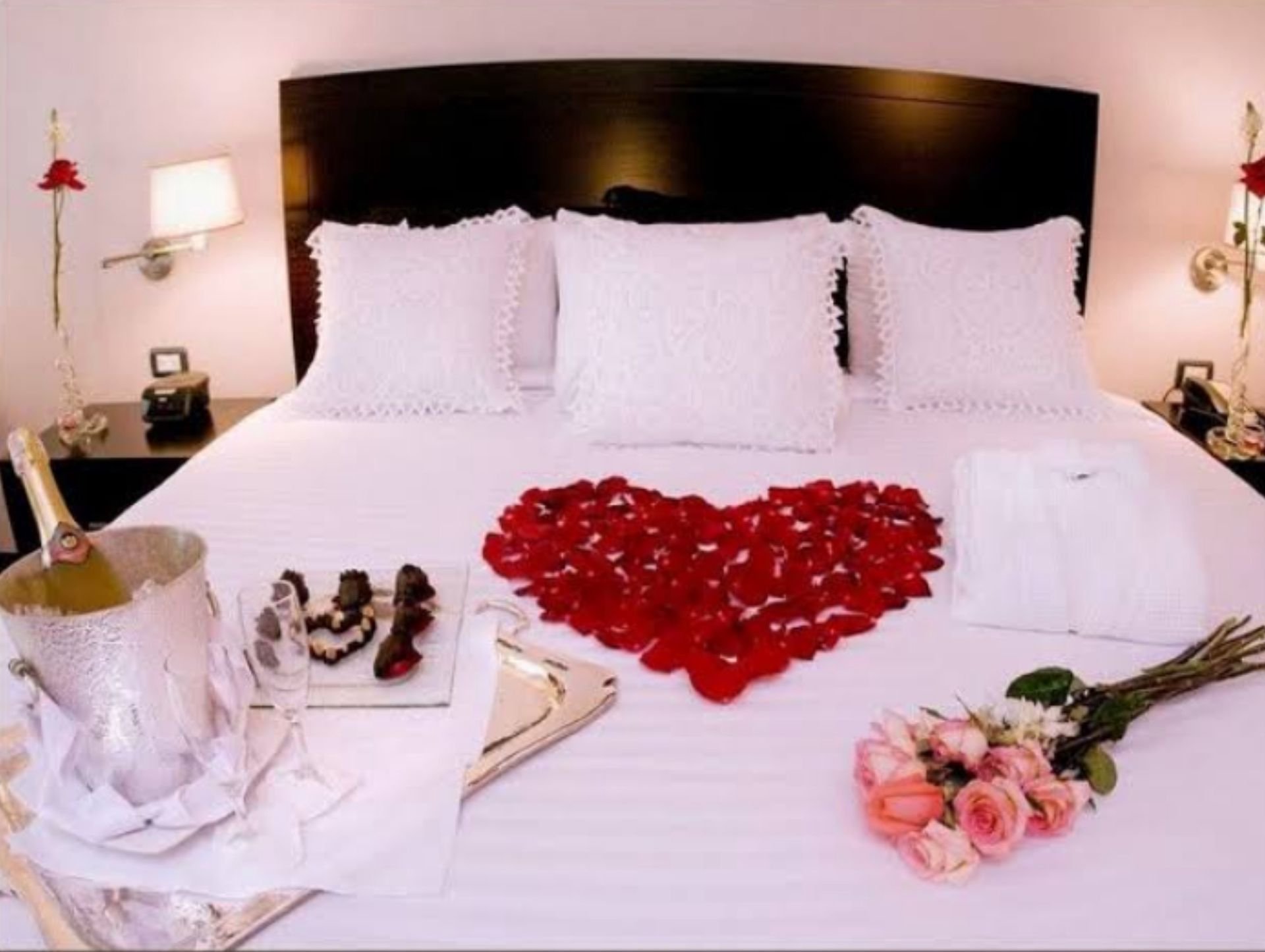 Red wife. Лепестки роз на кровати. Романтическое украшение комнаты. Романтичная спальня. Украшение номера для молодоженов.