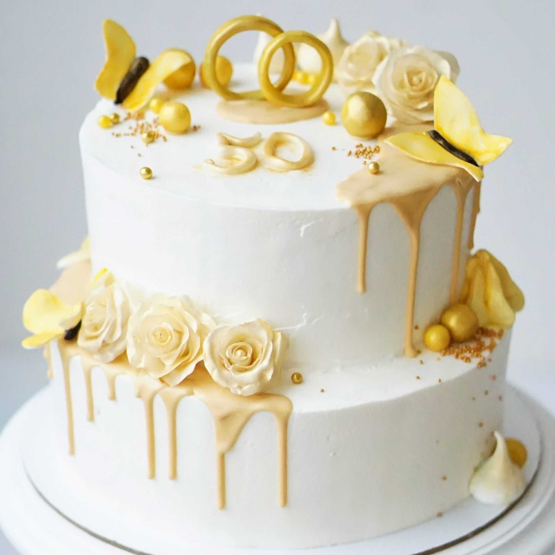 Кремово золотой. Свадебный торт двухъярусный без мастики. Свадебный торт двухъярусный. Торт на золотую свадьбу двухъярусный. Тот на золотую свадьбу.
