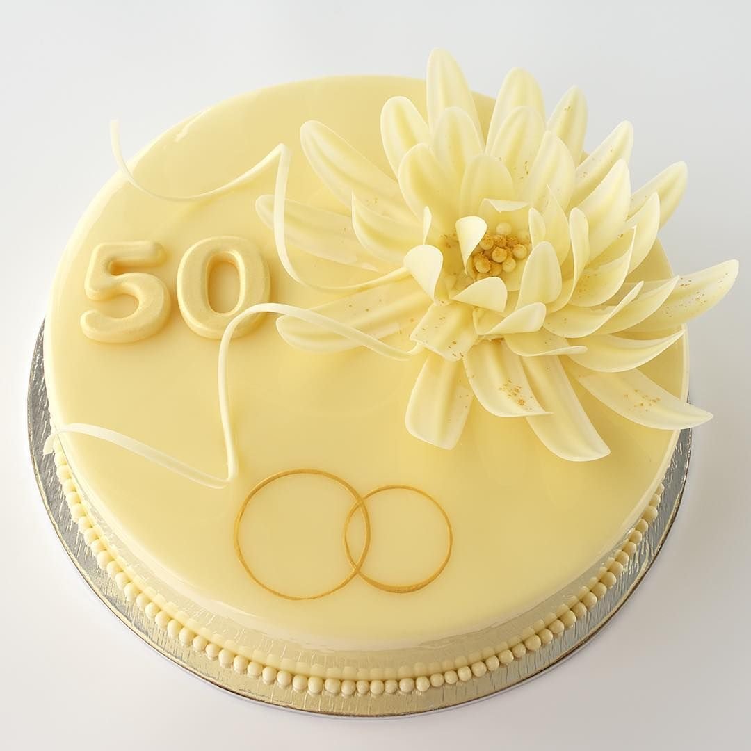 Кремово золотой. Торт на золотую свадьбу. Украшение торта на золотую свадьбу. Торт 50 лет Золотая свадьба. Красивый торт на золотую свадьбу.