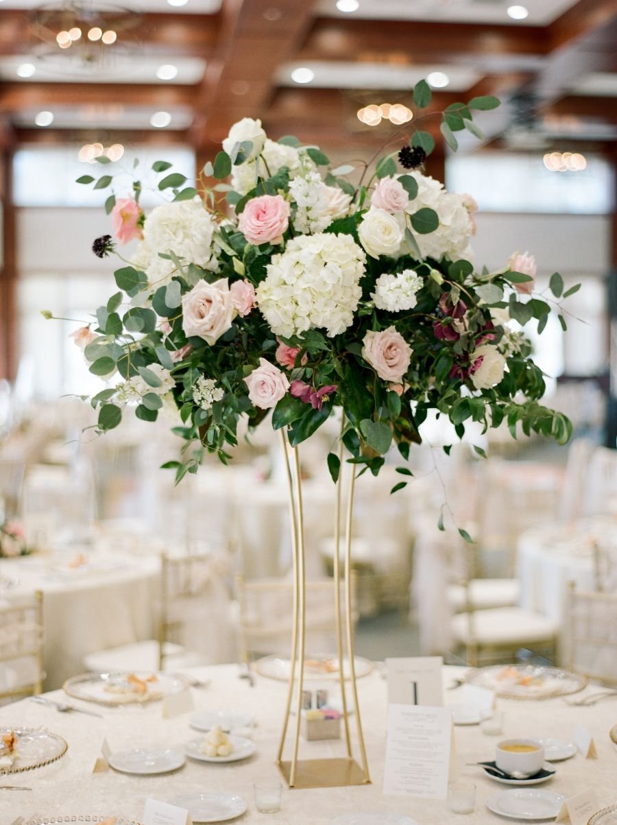 Украшение стола цветочными композициями. Украшение цветами на свадьбу. Букеты на столы гостей. Композиции на гостевые столы.