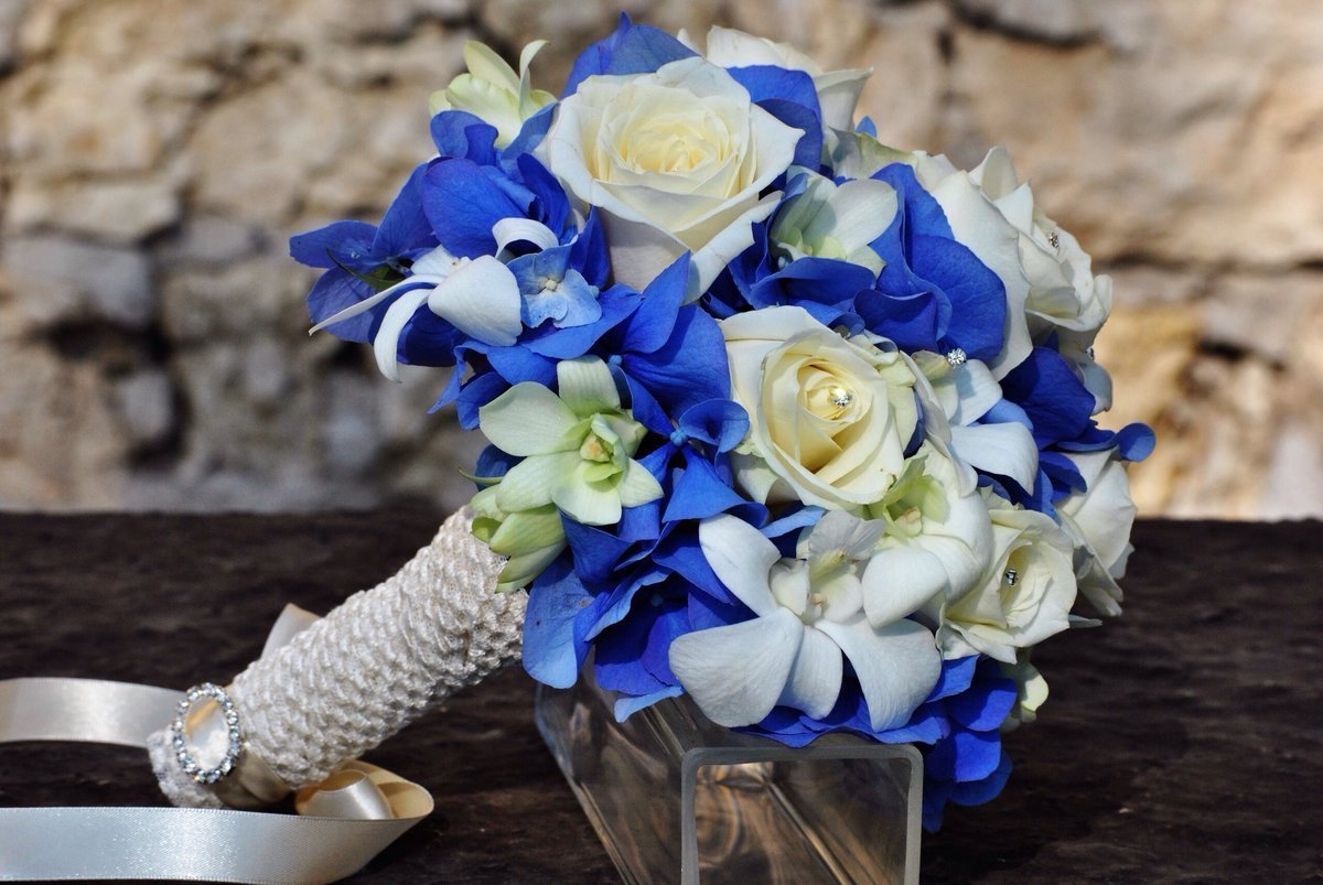 Букет в синем цвете. Букет невесты "синий Ирис". Букет невесты "синяя Орхидея". Гентиана синяя в свадебном букете. Ирис голубой букет невесты.