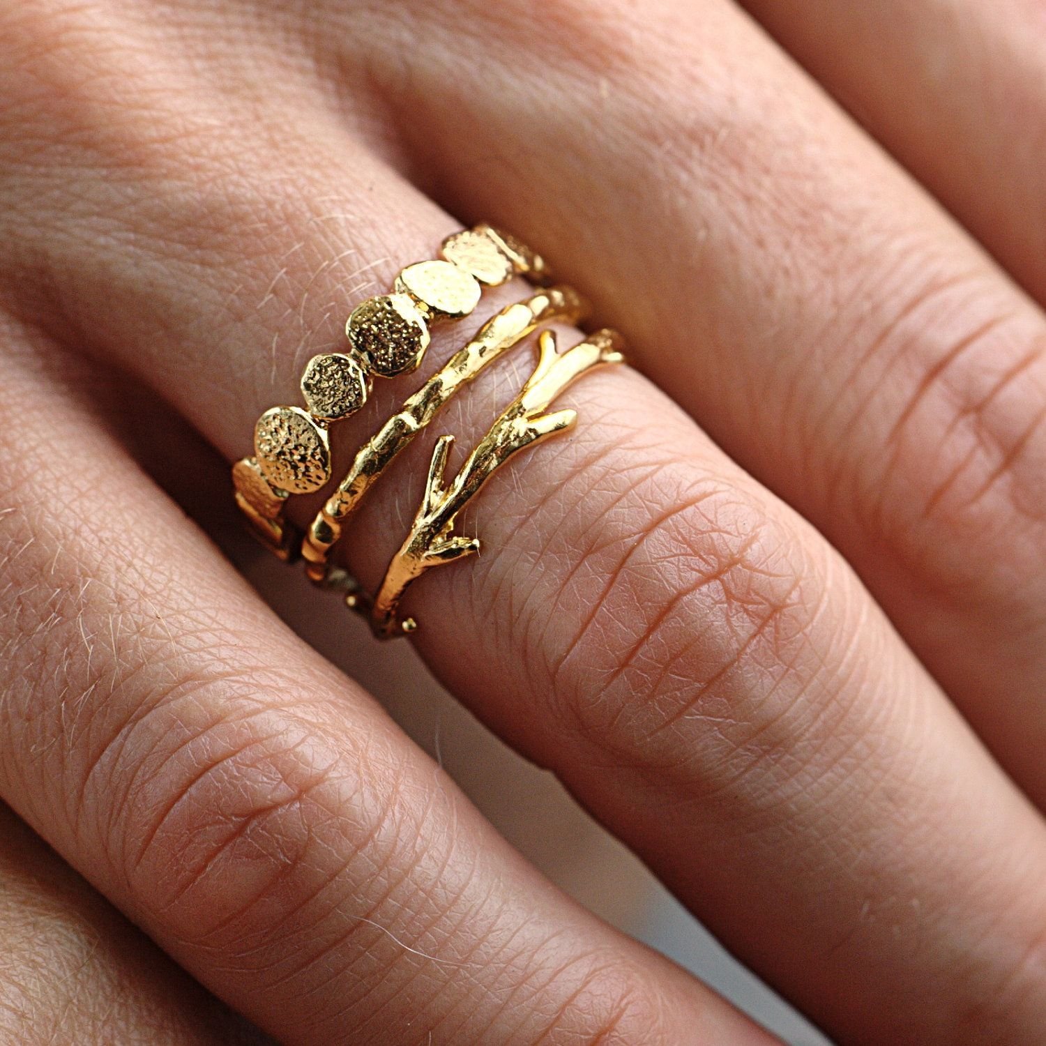 Кольцо оказалось золотым. Золотые украшения. Оригинальные кольца. Стильные золотые кольца. Оригинальные кольца из золота.