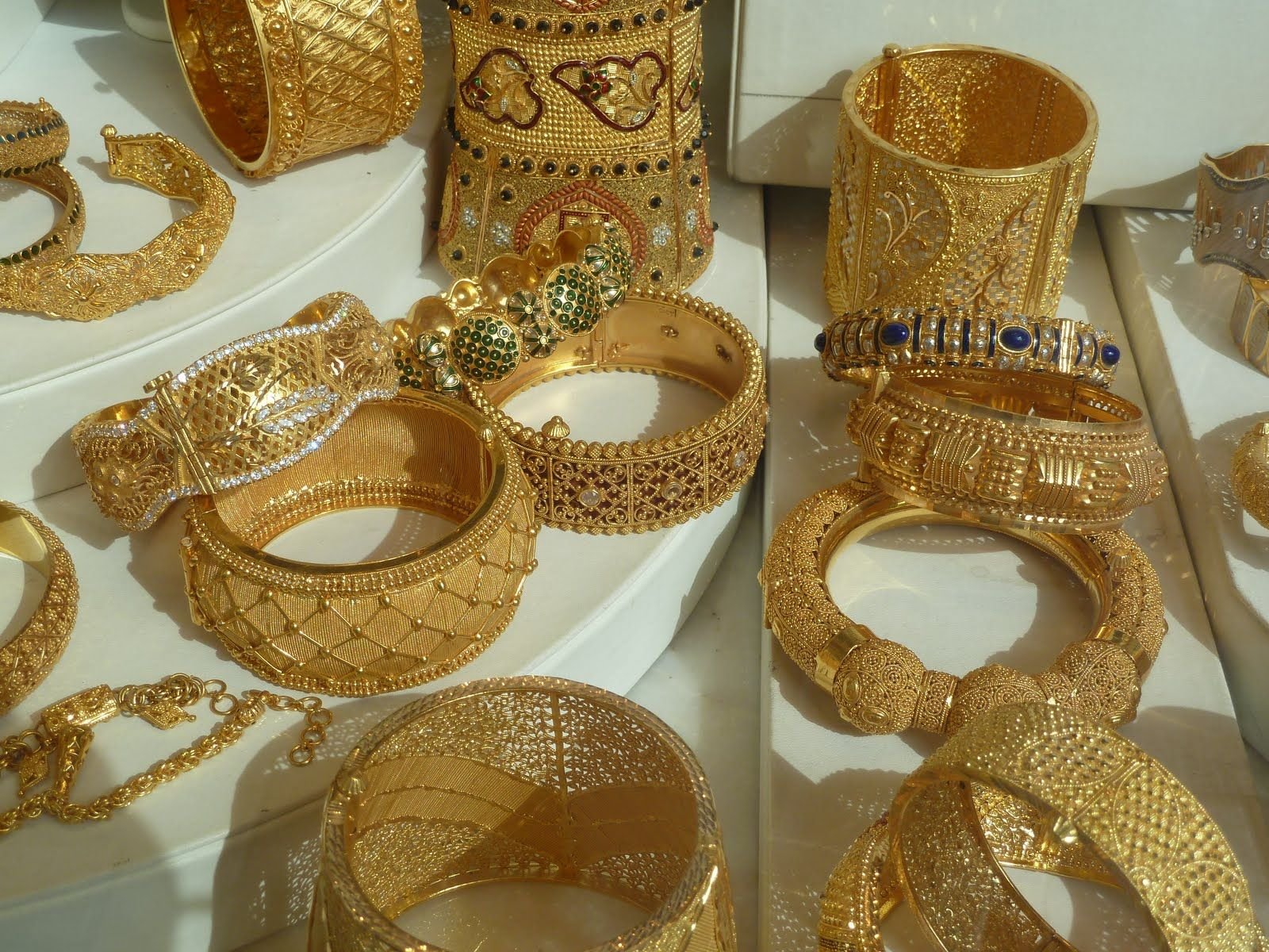 Слушать арабское золото. Дубайское золото Голд. Дубайское золото бижутерия. Арабские золотые украшения. Бижутерия из Эмиратов.