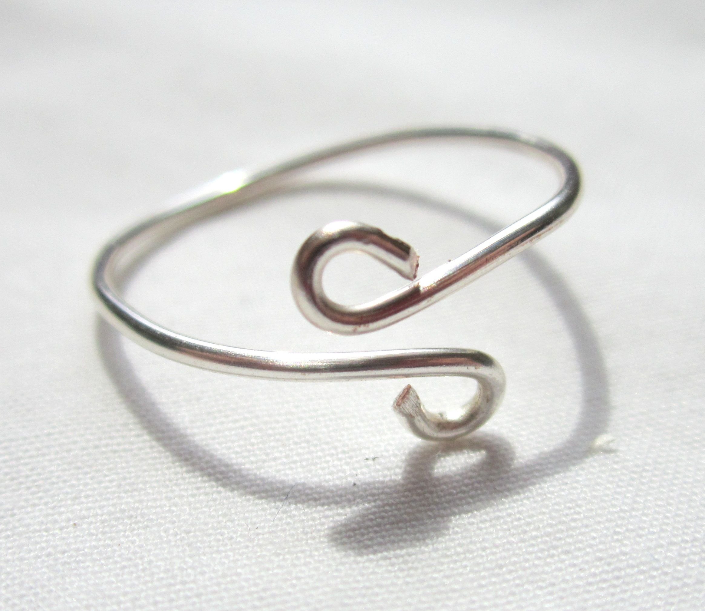 Легкое проволочное кольцо. Разжимное кольцо wire Wrap. Красивые кольца из проволоки. Колечки из тонкой проволоки. Сувениры из проволочных колец.