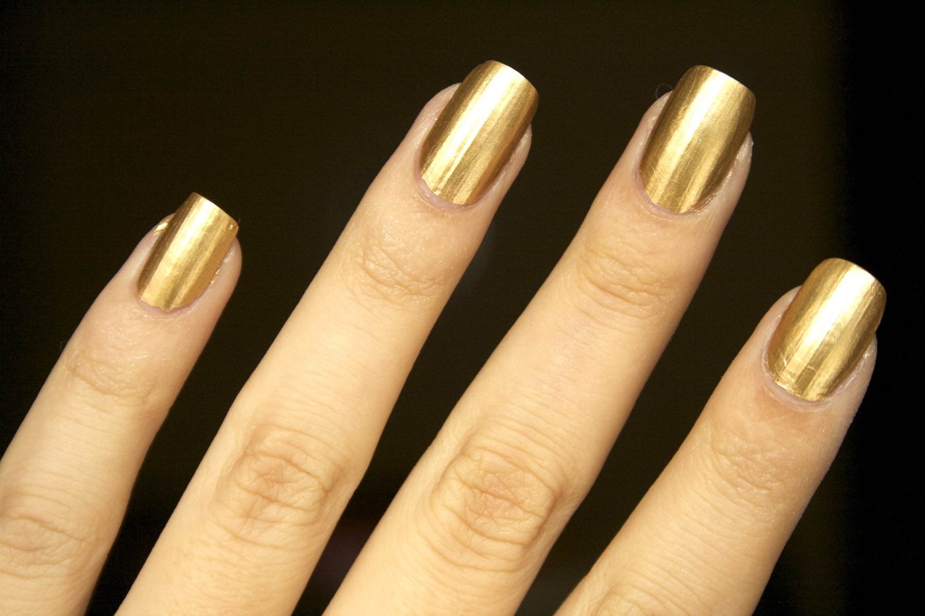 Дизайн ногтей золотом цвете. Золотой Шиммер маникюр. Золотистый маникюр. Ногти золотого цвета. Ногти золотистые.