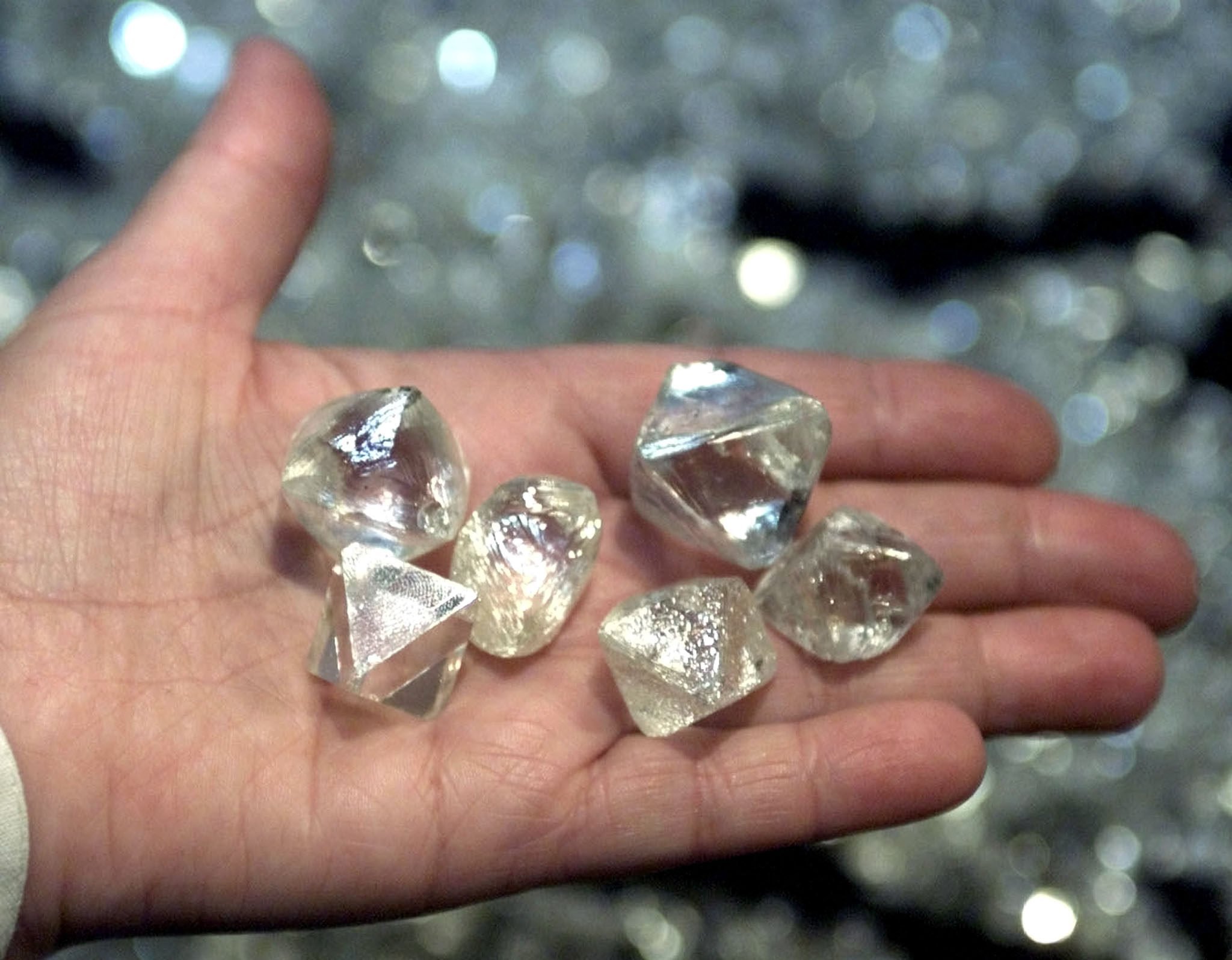 Найти алмаз среди. Нешлифованный Алмаз. Алмазы Якутии Новокузнецк. Алмаз неограненный камень. Бриллианты настоящие.