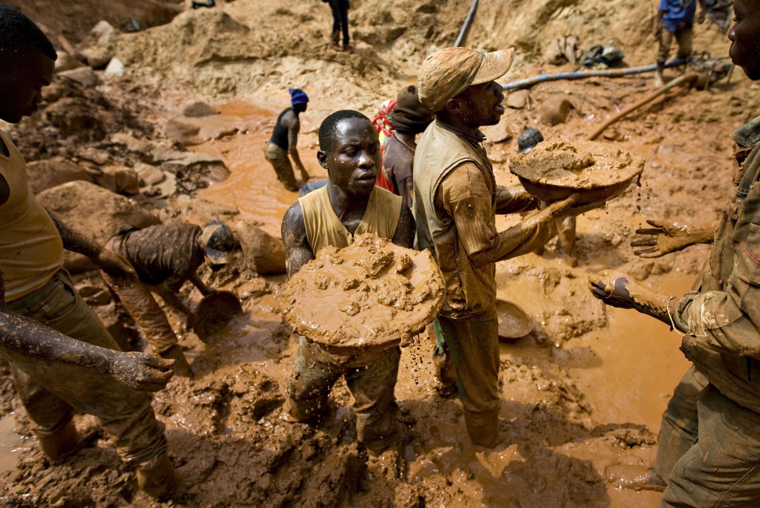 Ископаемые восточной африки. Конго золотодобыча. Демократическая Республика Конго полезные ископаемые. Месторождения золота в ЮАР. Добыча золота в Конго.