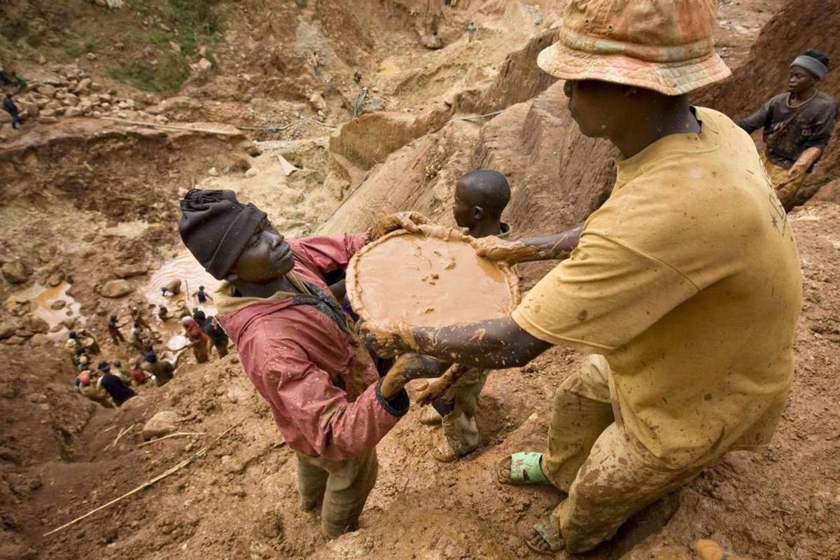 Золотые копи. Золотая гора в Конго. Конго золотодобыча. Добыча золота в Конго. Добыча золота в ЮАР.