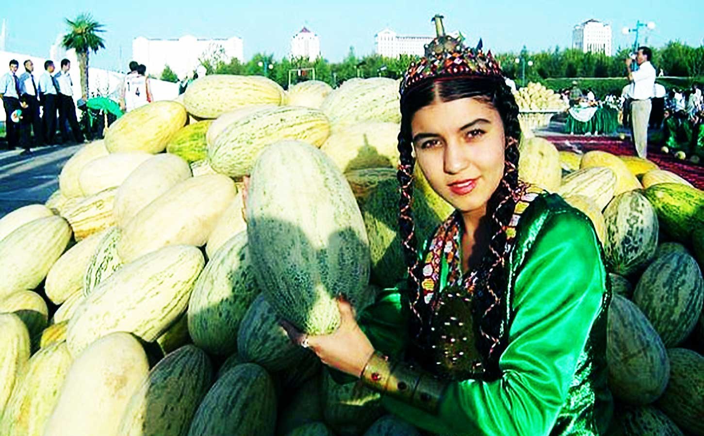 Дыни девушек. Туркменистан,дыни, бахчи. Сорт дыни вахарман туркменский. Праздник дыни Ашхабад. Туркменистан Туркмен туркменка.