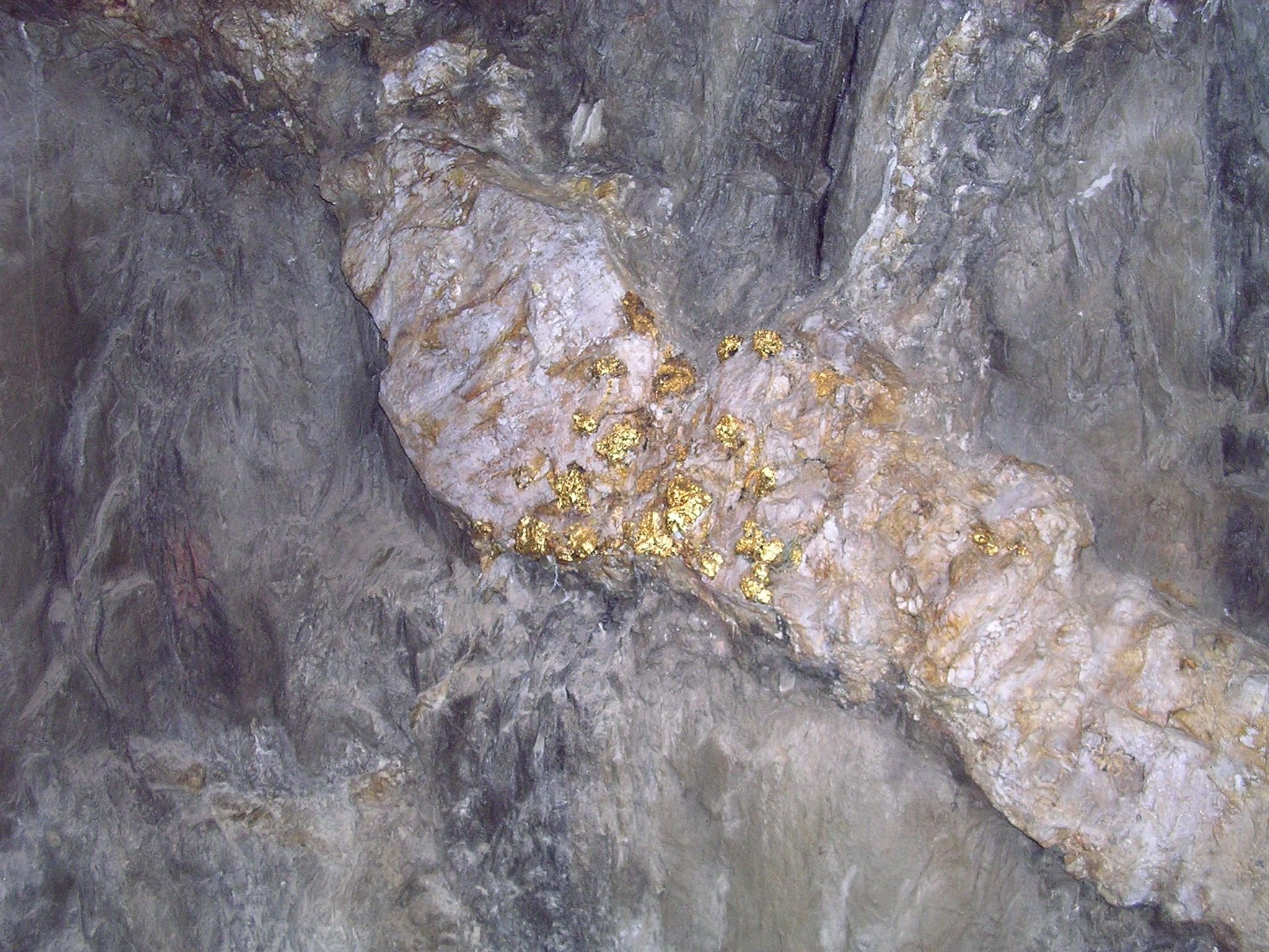 Золото в пермском крае. Золото кварц-сульфидные месторождения. Золотоносная руда Урала. Дайки золотоносные. Золото кварц сульфидная формация.