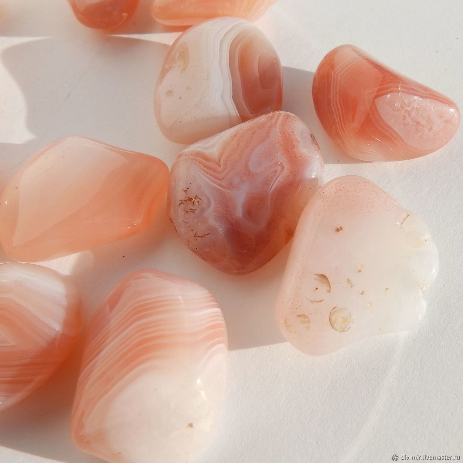 Розовый агат свойства. Агат абрикосовый камень. Агат Ботсвана персиковый. Сердолик Ботсвана. Розовый агат камень.