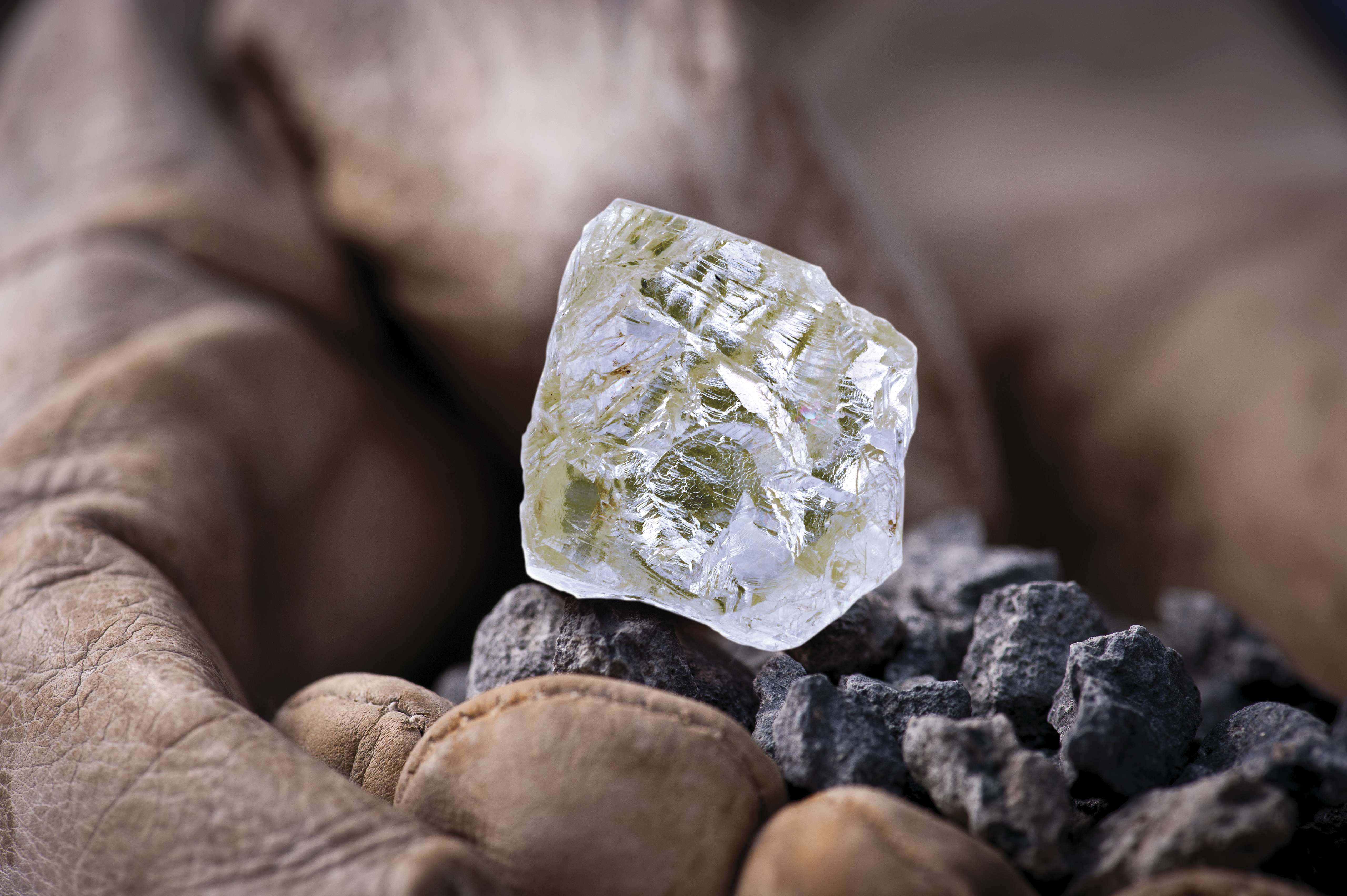 Полезные ископаемые страны канада. Алмаз неограненный камень. Алмаз неограненный камень бриллианты. Камень самородок Алмаз. Алмаз минерал необработанный.