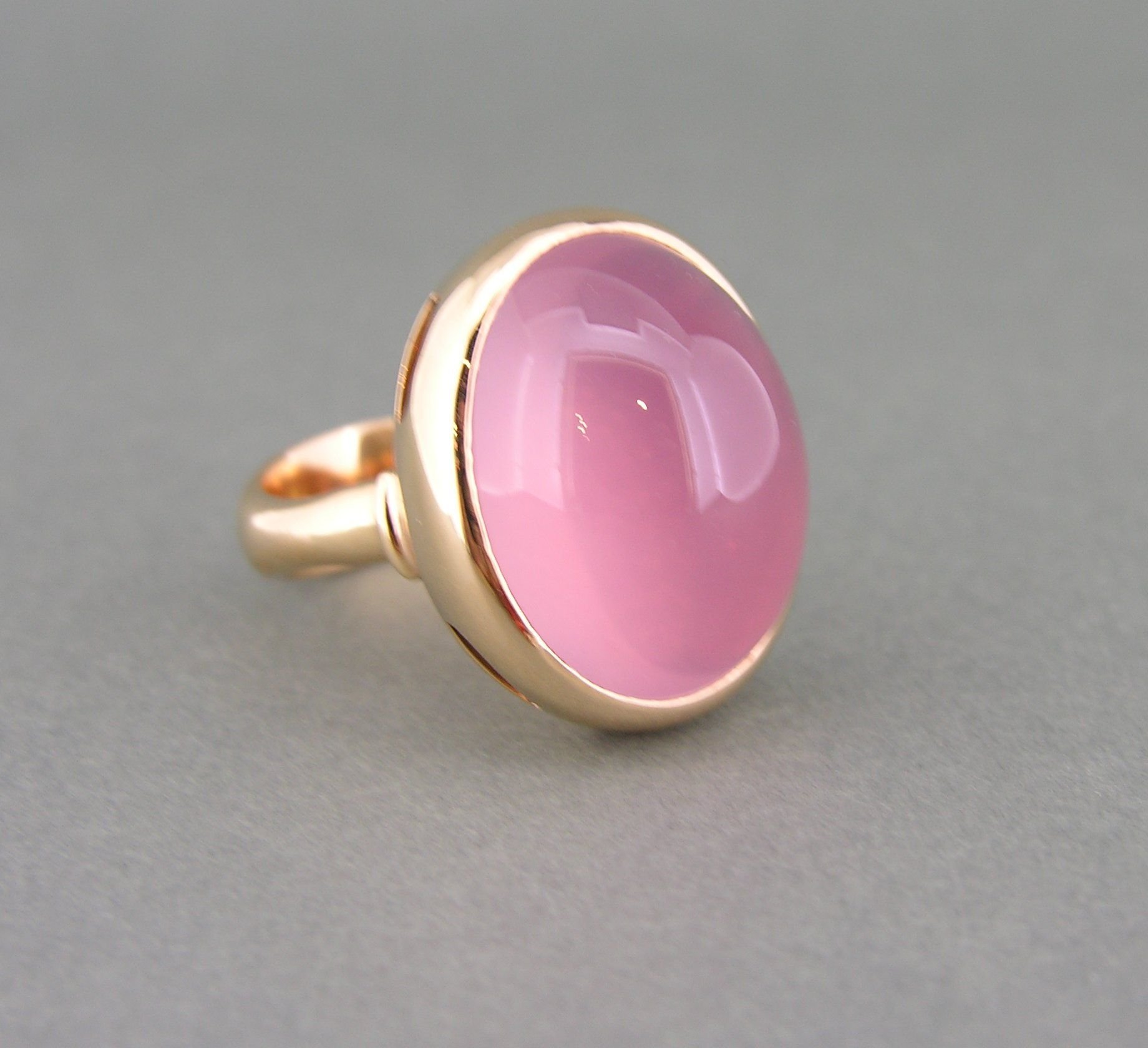 Розовый ювелирный камень название. Украшения с розовым камнем. Золотое кольцо с розовым камнем. Кольцо с бледно розовым камнем. Розовый матовый камень.