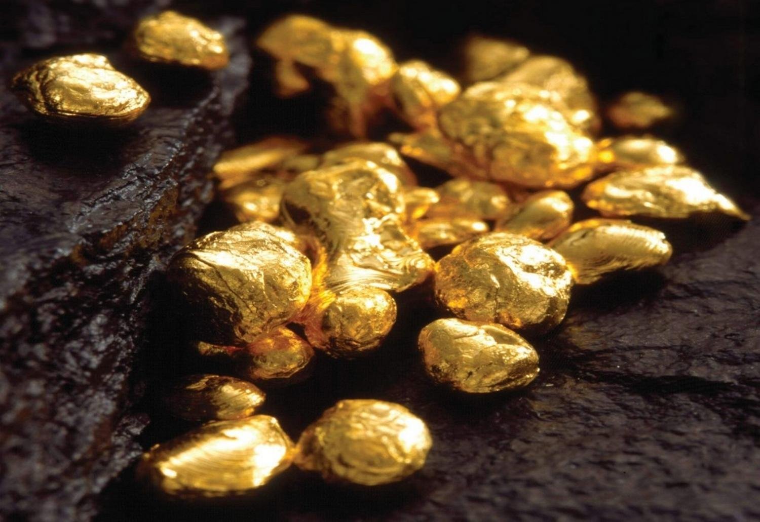 Золото ульманты. Золотые слитки и самородки. Самородки золота Бодайбо. Кусочек золота. Полезные ископаемые золото.