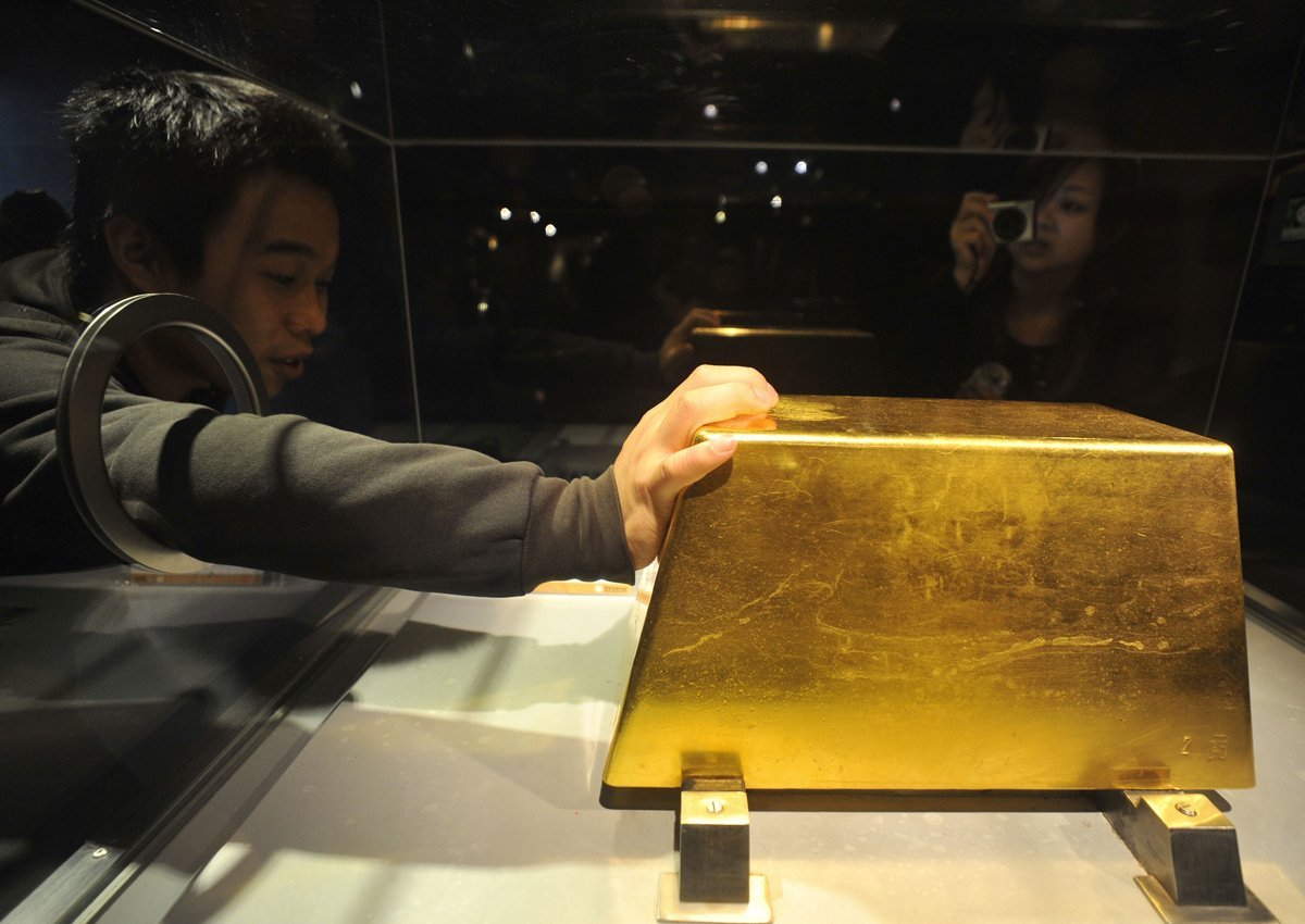 Килограмм золота в долларах. Слиток золота 12 кг. Самый большой слиток золота в мире весит. Самый большой слиток золота в мире с весом 250. Слиток золота 16 кг.