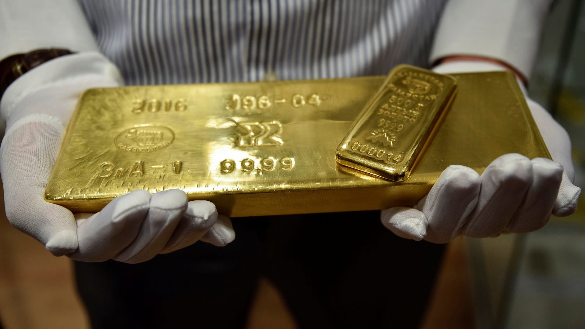 Золото 1 запас. Золотой слиток золотого запаса США. Федеральный резерв США золото. США золото слитки. Огромный слиток золота.