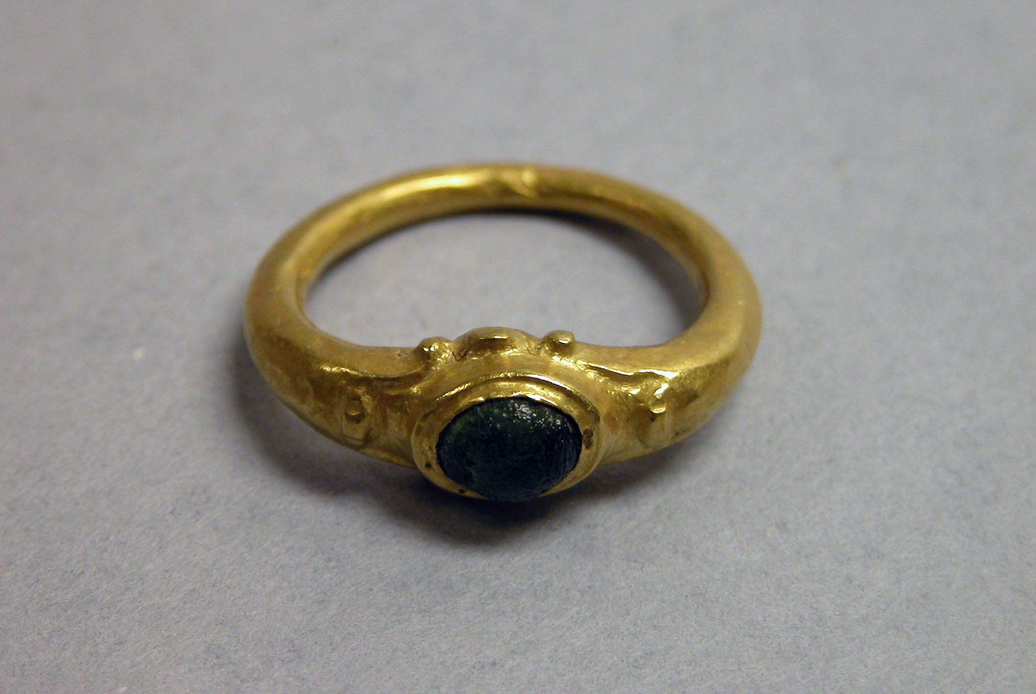 Бронзовое кольцо история обычной семьи 49. Перстень Metropolitan Museum Langobardic Byzantine Ring. Старинные кольца. Старинные кольца с камнями. Старинные золотые кольца.