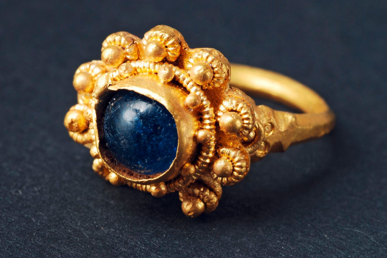 Самое старое кольцо. Старинные кольца. Старинные ювелирные украшения. Старинные кольца с камнями. Старинные золотые кольца.