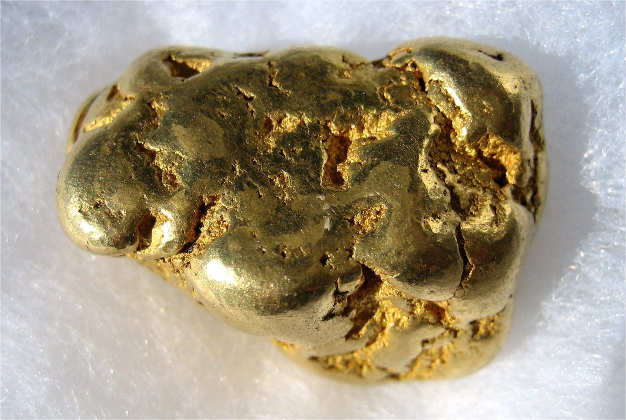 Золото в пермском крае. Золото кварц сульфидная формация. Пирит самородок. Пирит самородок камень. Пирит кварц и золото.