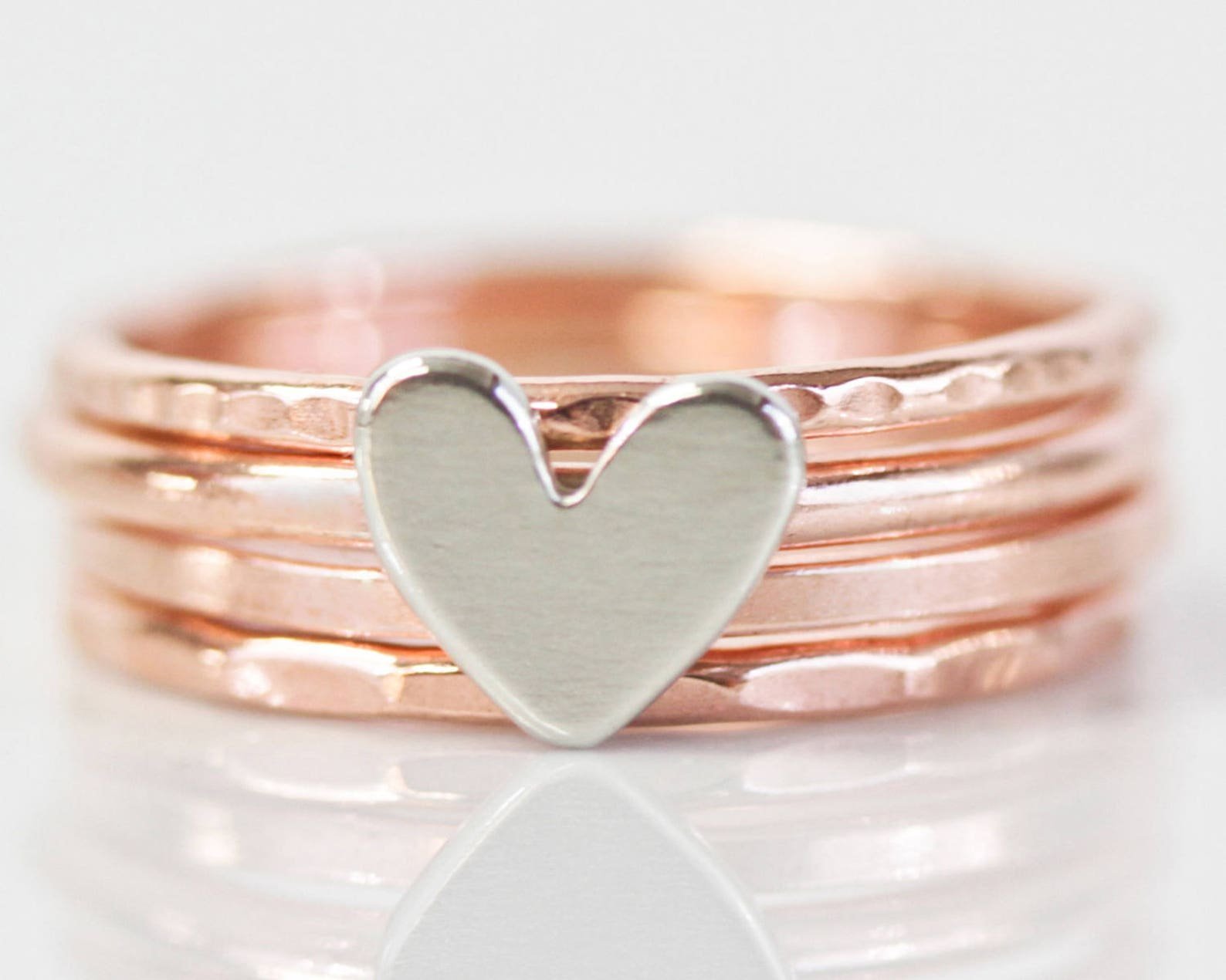 Кольцо с розовым сердцем. Кольцо с сердечком. Кольцо с сердечком розовое золото. Парные кольца с сердечком.