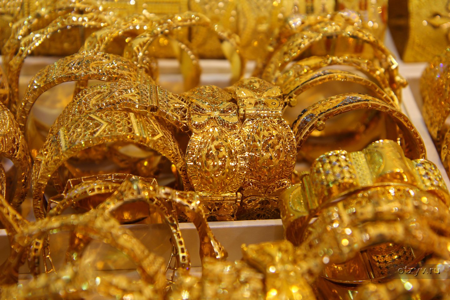 Окруженный золотым. Золотой рынок Gold Souk. Абу Даби золотой рынок. Рынок золота в Абу Даби. Золотые украшения в Абу Даби.