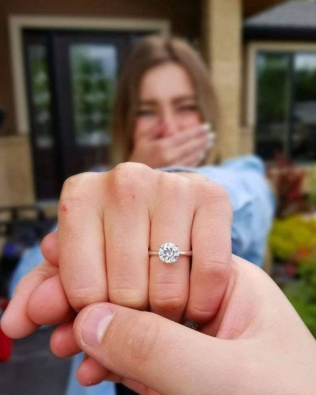 Какое кольцо дарят девушке. Кольцо для предложения. Помолвочное кольцо необычное. Помолвочное кольцо на руке. Кольцо для предложения девушке.