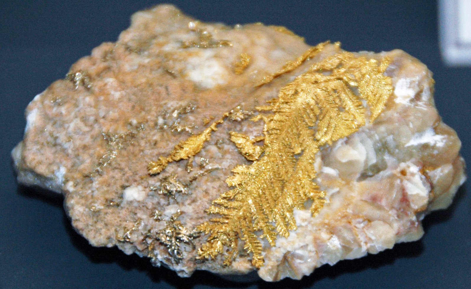 Благородные руды. Золото кварц сульфидные руды. Пирит кварц и золото. Самородное золото минерал. Минерал самородок кварц.