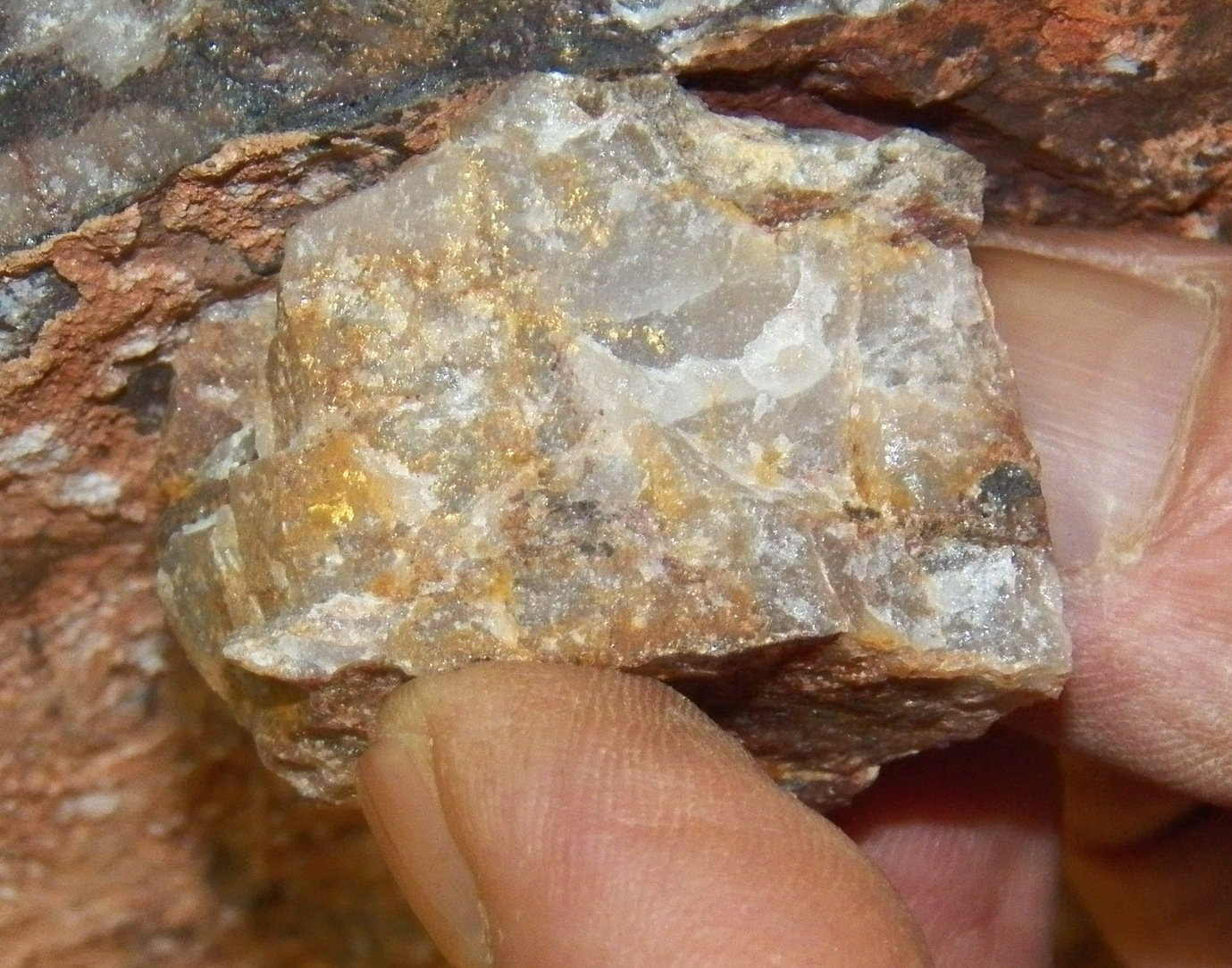 Где живет платина. Кварц-золото-сульфидная руда. Кварц сульфидная руда. Золото кварц-сульфидные месторождения. Халцедон кварц золотосодержащий.