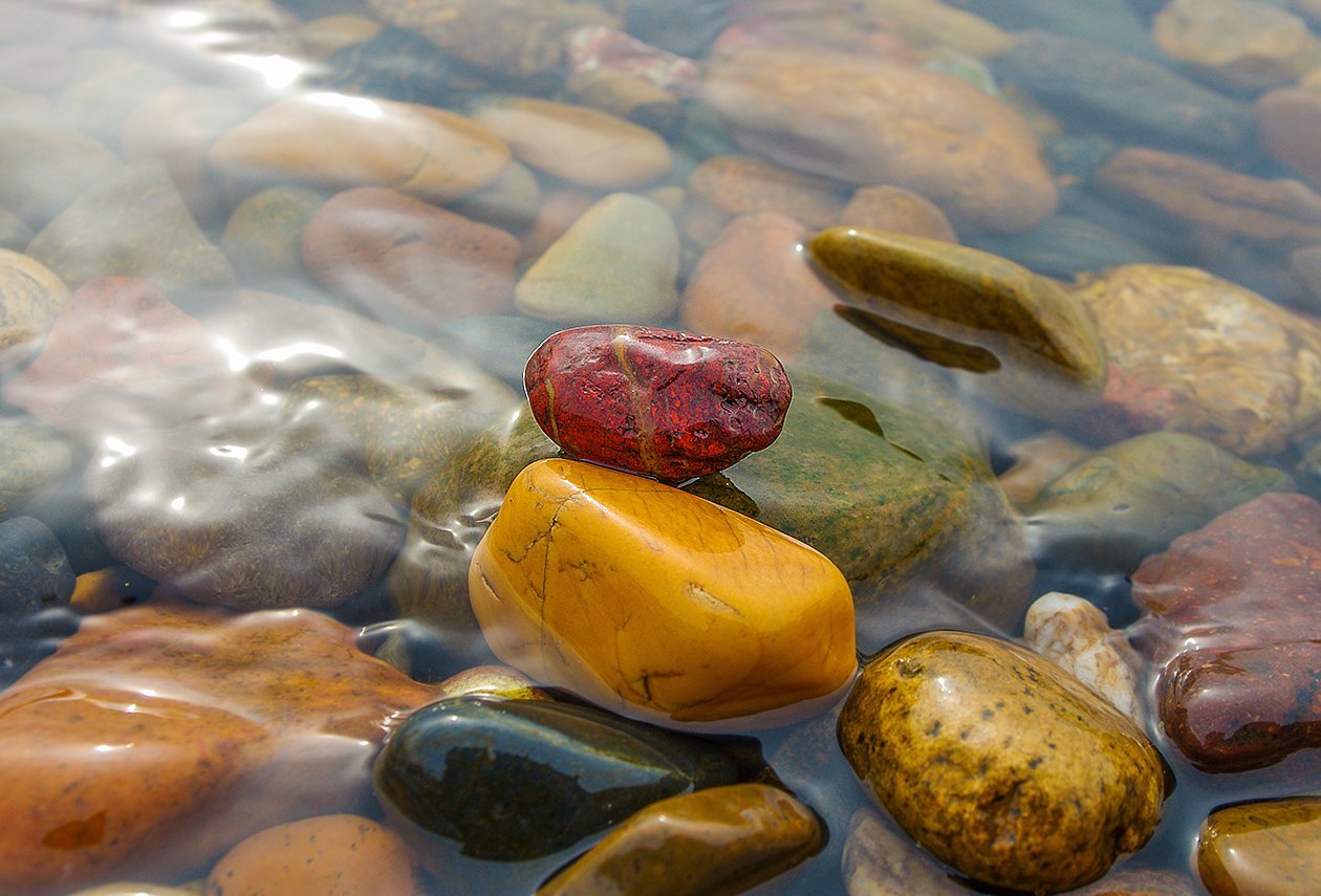 Купающиеся камни. Разноцветные камни. Морские камни. Красивые камушки. Разноцветные камушки.