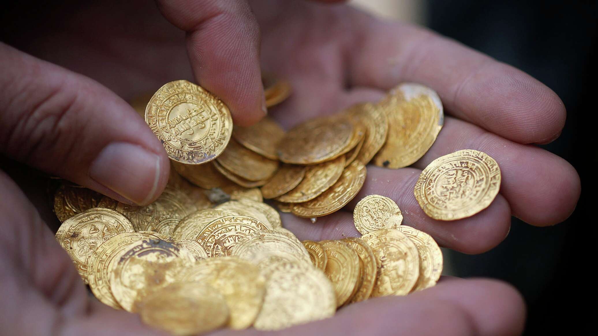 Золото в древности. Клад золотых монет Николая 2. Монета Золотая. Нашел золотую монету. Золотые монеты древности.