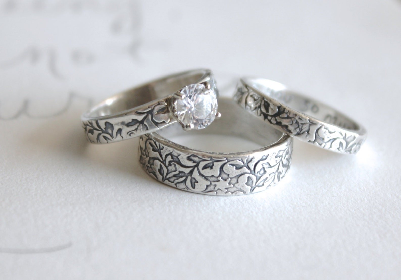 Можно обручальное кольцо серебряное. Обручальные кольца серебро. Обручальные кольца серебро необычные. Эксклюзивные обручальные кольца серебро. Парные кольца серебро.