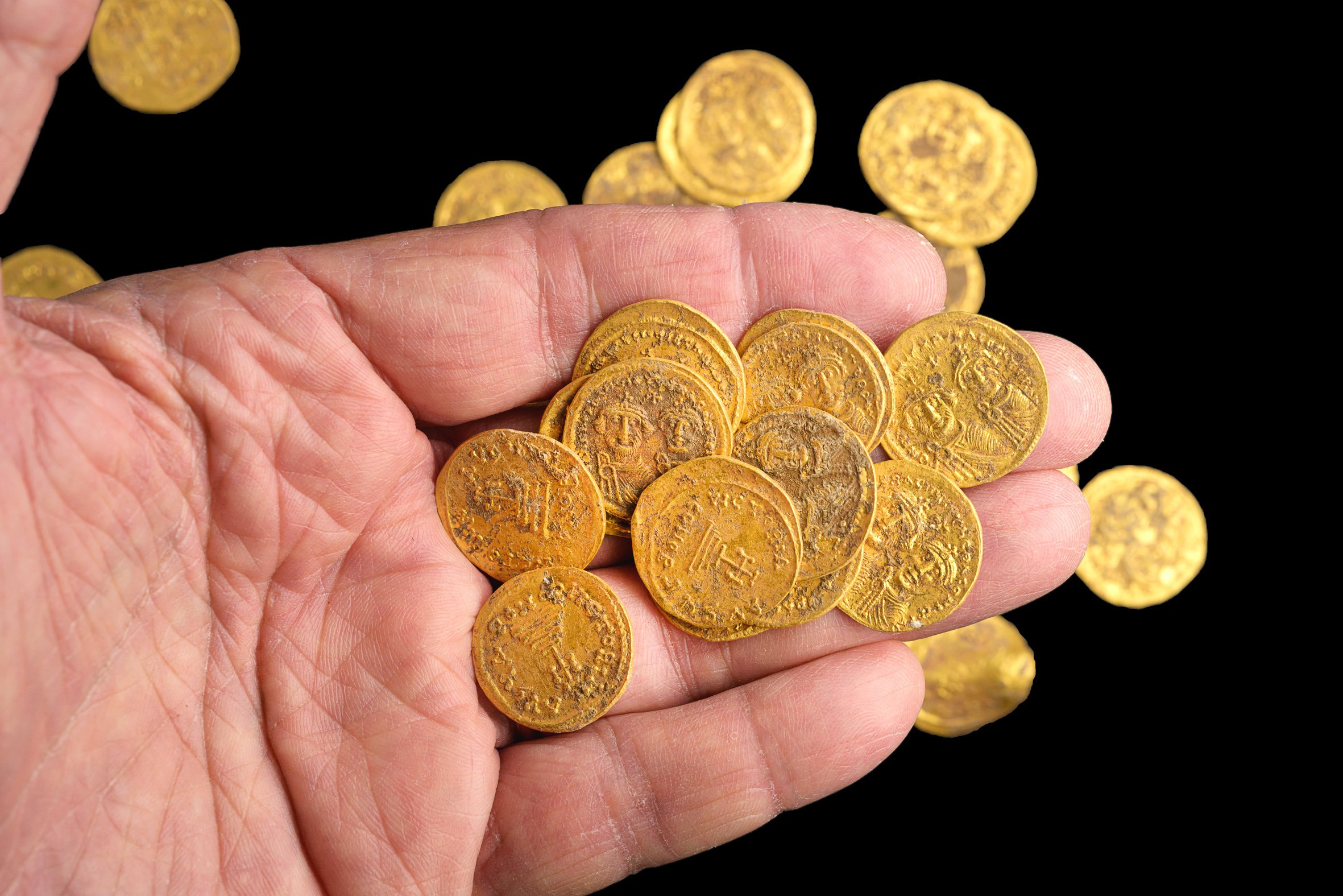 В каком году нашли первое золото. Монета Золотая. Византийские золотые монеты. Клады в Израиле. Первые золотые монеты.