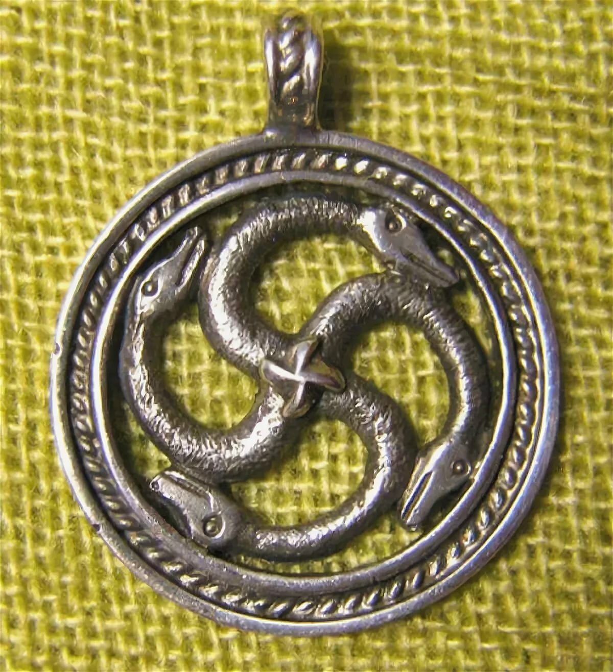 Змея значение символа. Чертог змея Семаргл. Амулет Велеса змеевик. Чертог змея в славянской мифологии. Велес Славянский Бог символ змеевик.