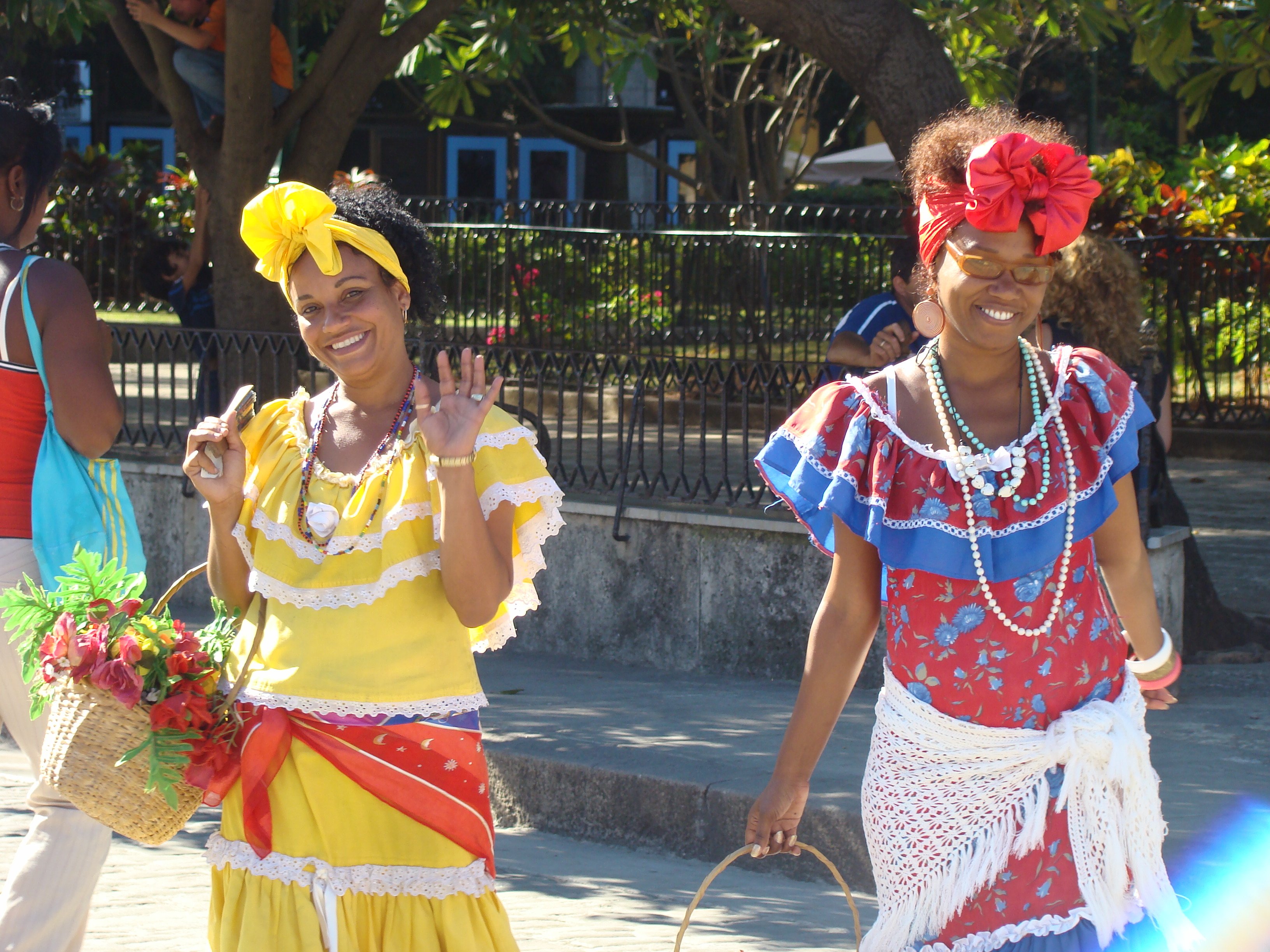 Кубинский стиль. Кубинский национальный костюм. Кубинская вечеринка костюмы. Кубинский стиль в одежде. Кубинская одежда для женщин.