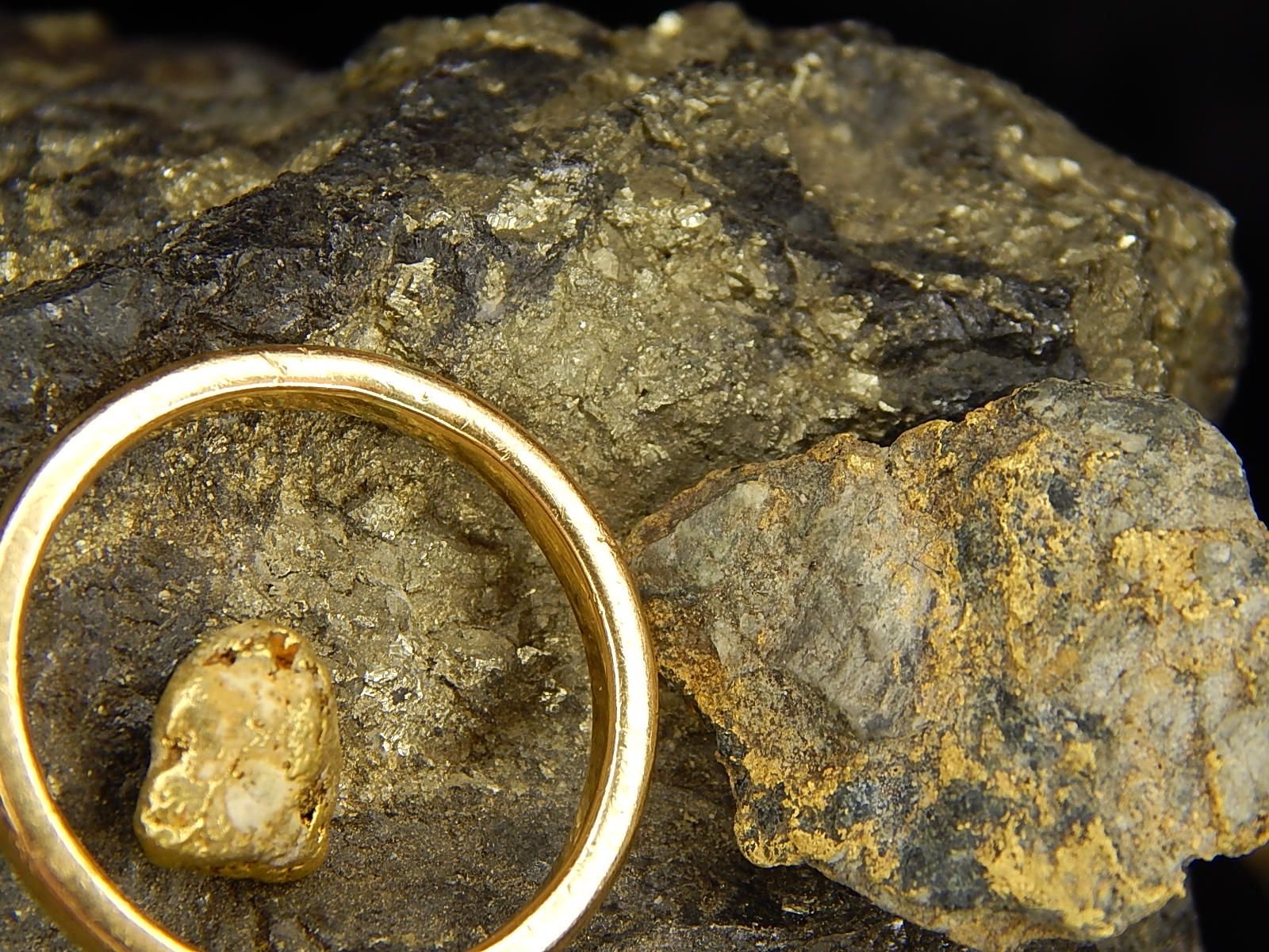 Обнаружили золотистый. Пирит самородок. Пирит самородок камень. Самородное золото минерал. Золото-пиритные руды.
