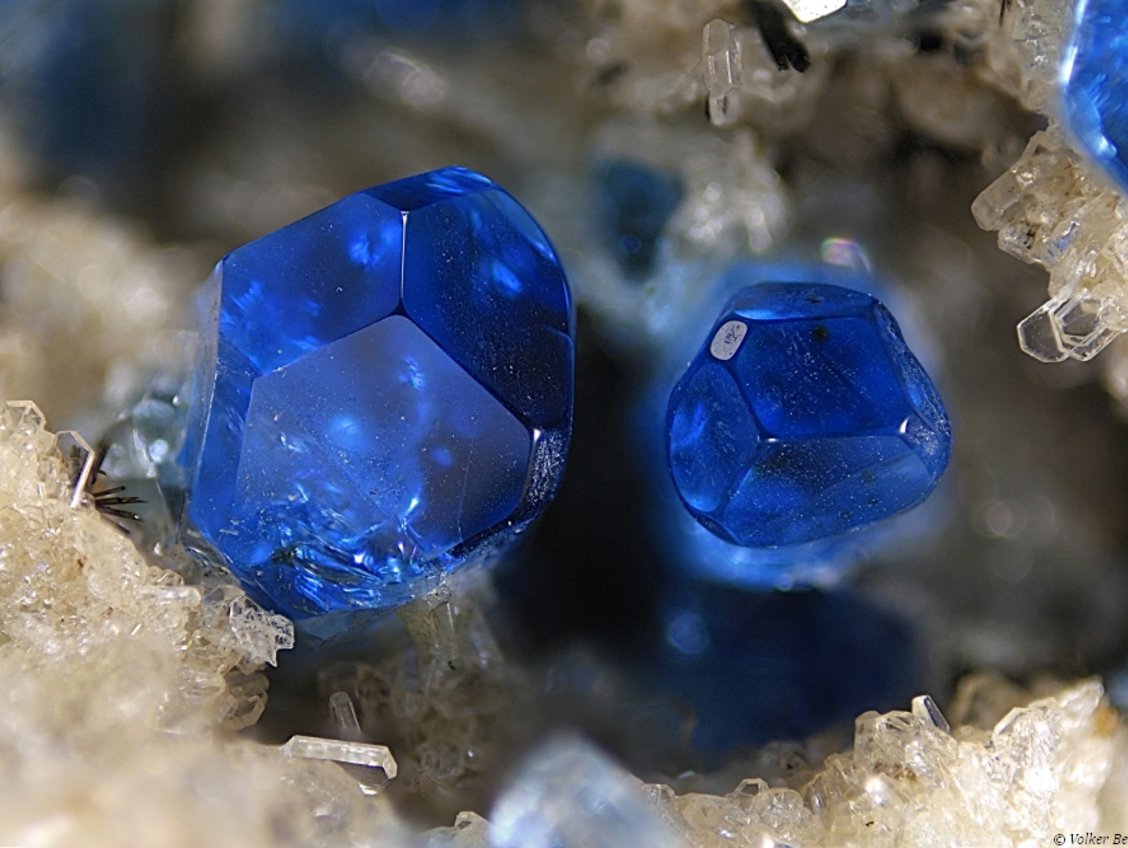 Кристаллический синий. Гаюин минерал. Синий кобальт Кристалл минерал. Танзанит («голубой Алмаз»). Синий сапфир.