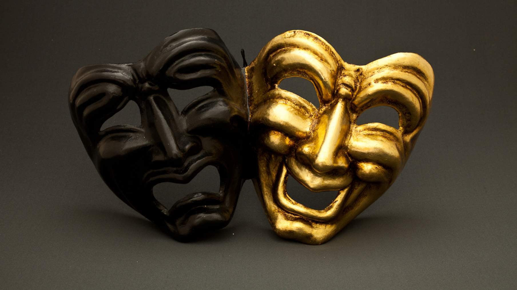Маска лучшее слушать. Театральные маски. Театральные маски классические. Маски из театра. Старые театральные маски.