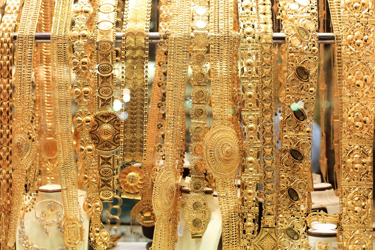 Слушать арабское золото. Дубаи Gold Souk жемчуг. Золотой рынок в Дубае. Золотой рынок Gold Souk. Арабские украшения.