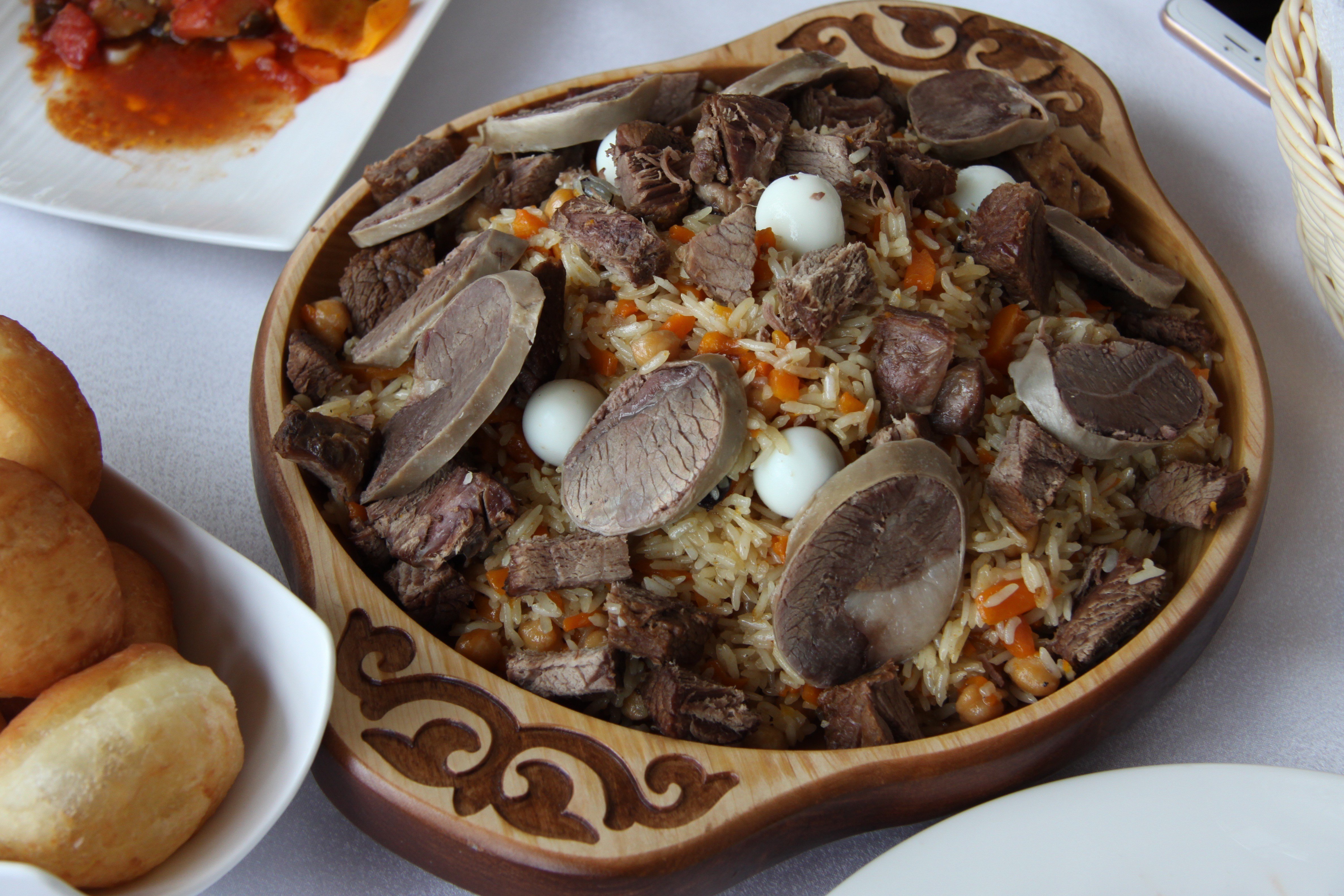 Блюда казахского народа. Куырдак бешбармак. Казахская кухня бешбармак. Казахская кухня Куырдак. Плов бешбармак.