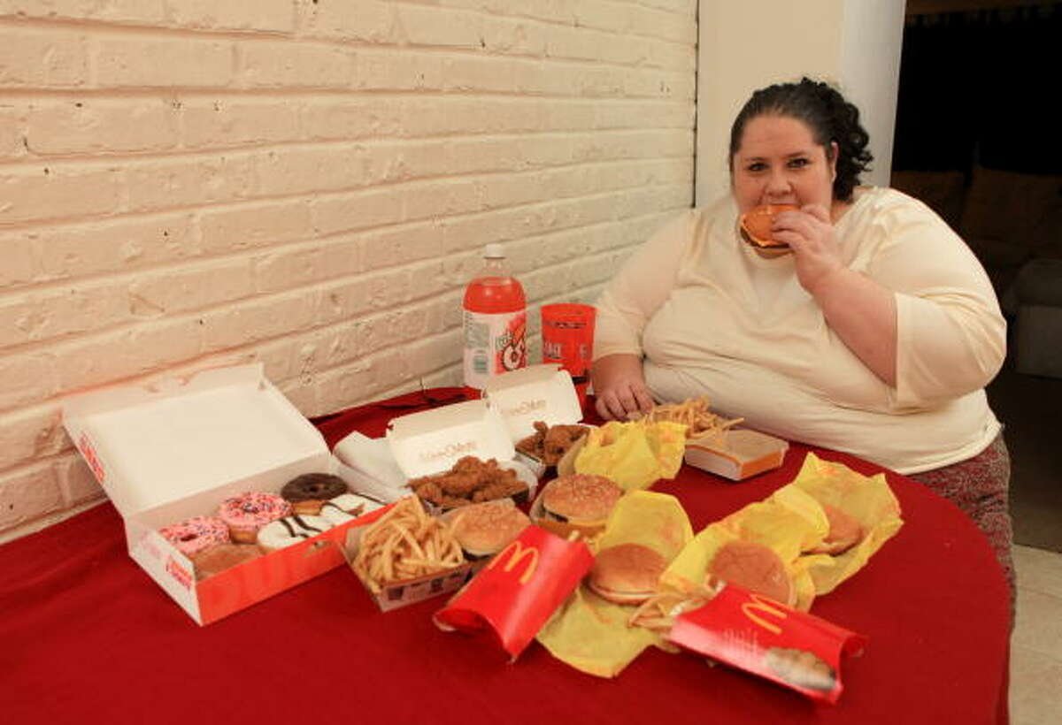 Куча толстых. Толстуха с едой. Жирные женщины в Макдональдсе.